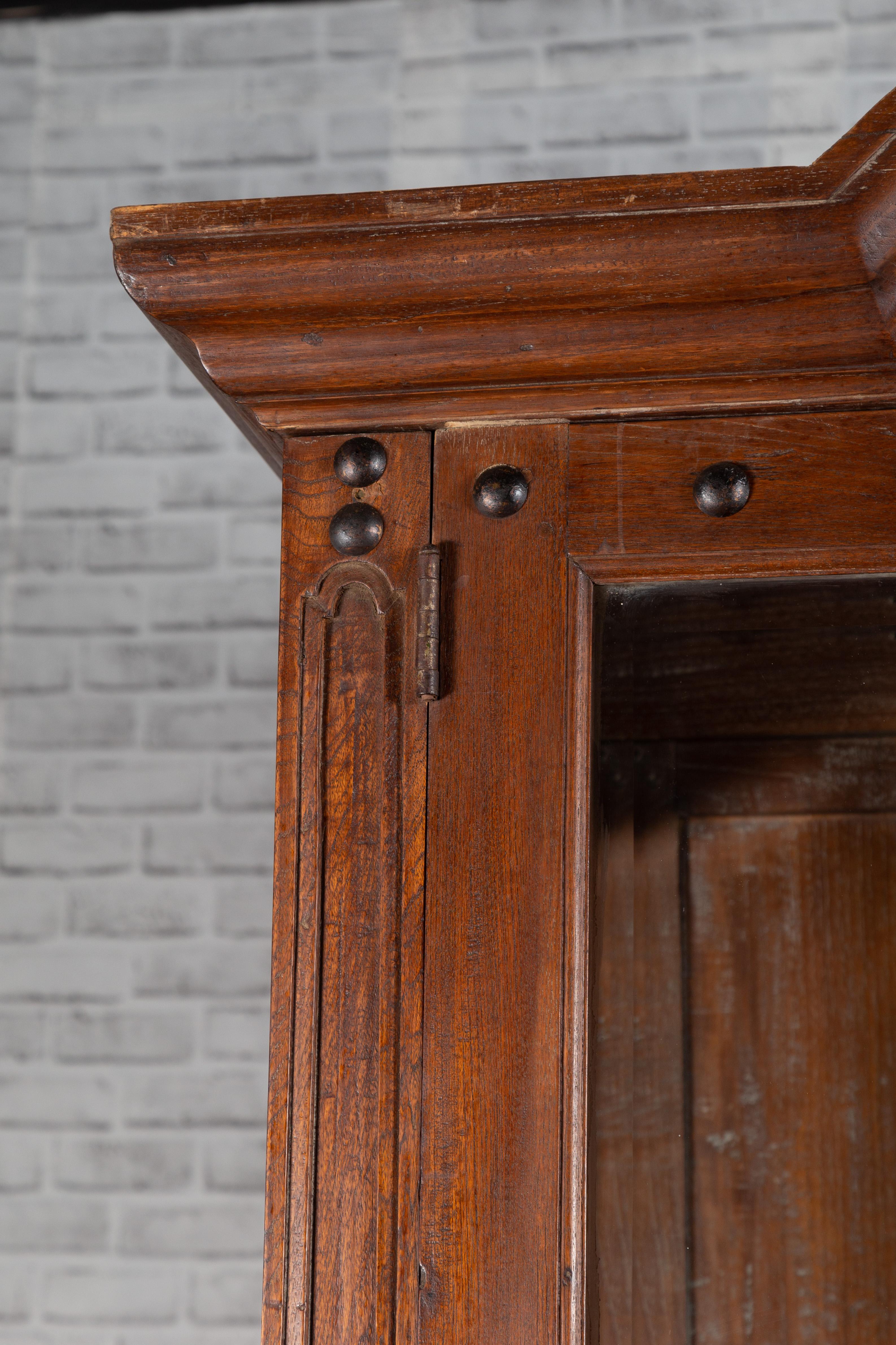 Armario Colonial Holandés con Puertas de Cristal Paneladas, Tapa de Bonete y Patas Cabriolé en venta 2