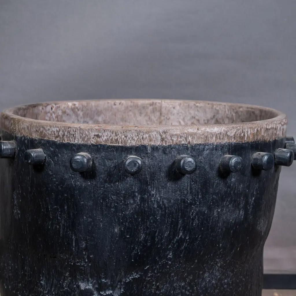 Large Javanese Drum Pot in Black Teak, Hand-Carved Ethnic Piece, 20th Century In Good Condition For Sale In Saint-Ouen, FR