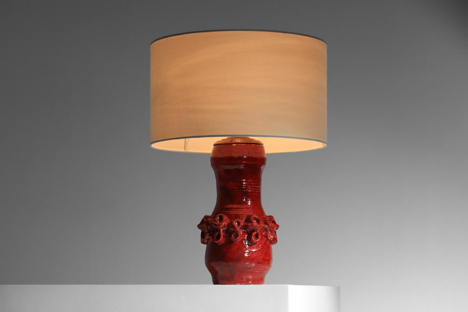 Mid-Century moderno grande lampada da tavolo in ceramica smaltata rossa anni '50 di Jean Austruy in vendita