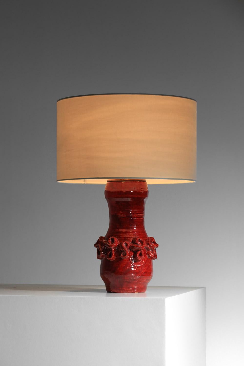 Francese grande lampada da tavolo in ceramica smaltata rossa anni '50 di Jean Austruy in vendita