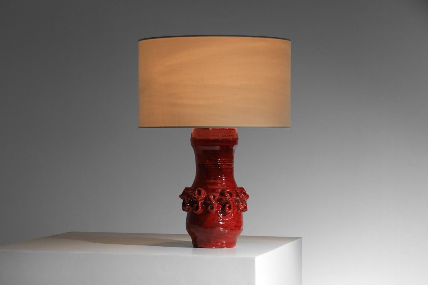 Fatto a mano grande lampada da tavolo in ceramica smaltata rossa anni '50 di Jean Austruy in vendita