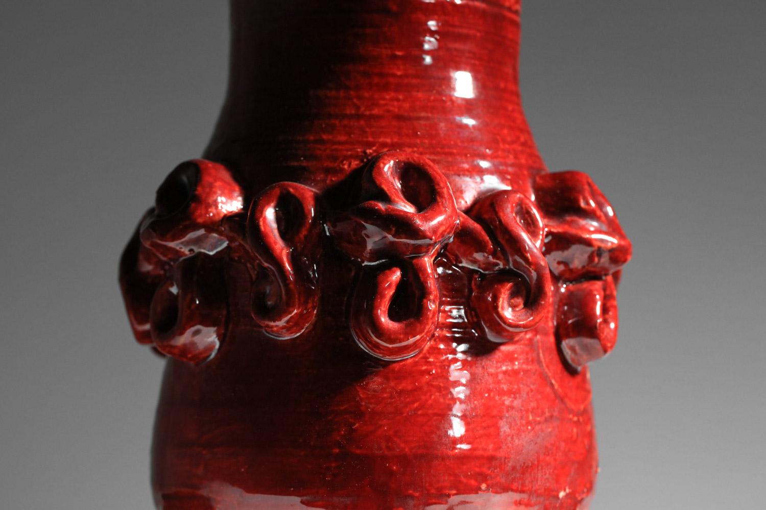 Ceramica grande lampada da tavolo in ceramica smaltata rossa anni '50 di Jean Austruy in vendita