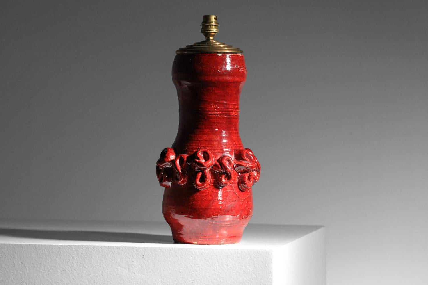 grande lampada da tavolo in ceramica smaltata rossa anni '50 di Jean Austruy in vendita 1