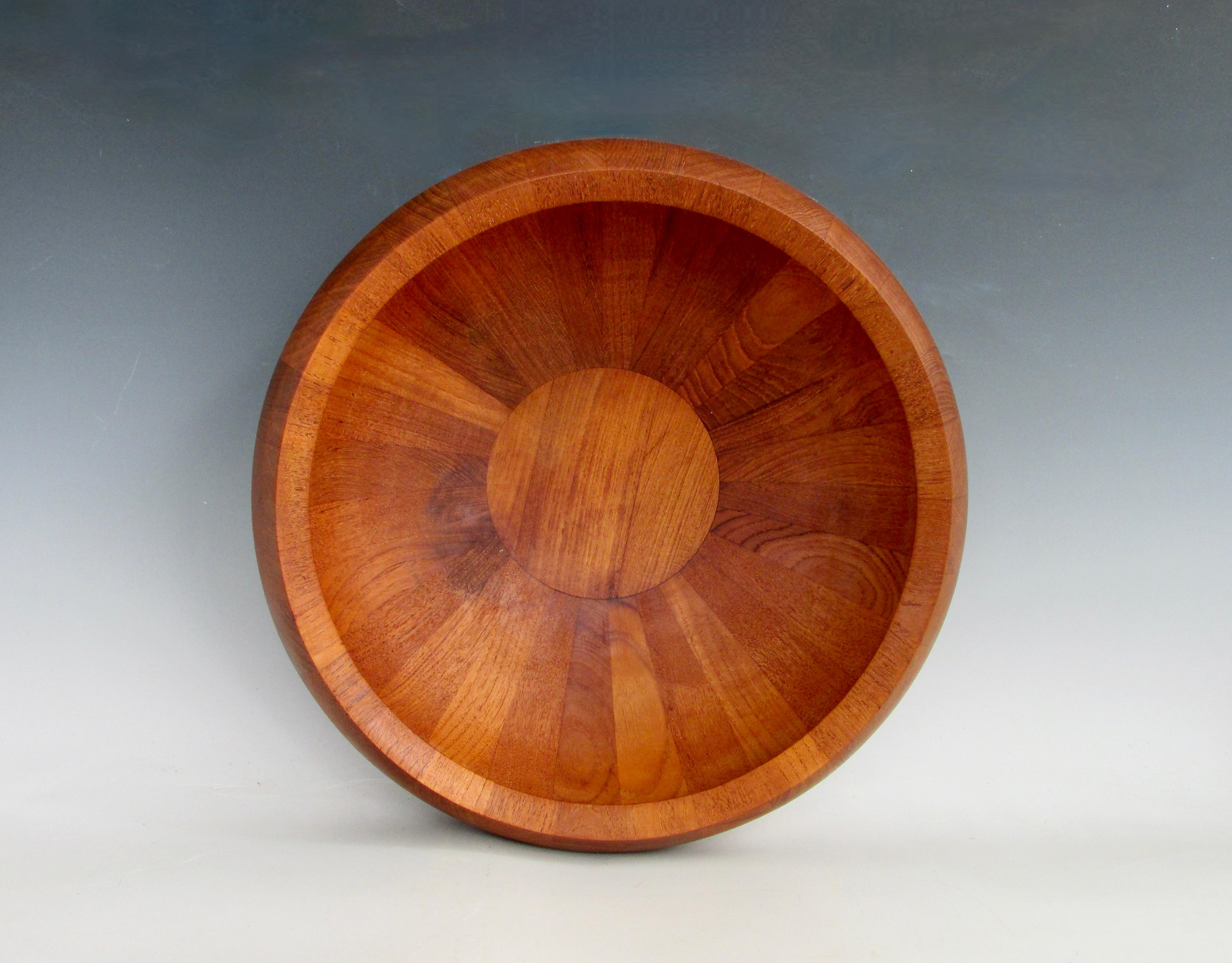 Grand saladier Jens Quistgaard Dansk Staved en teck Danemark avec cachet de canard précoce en vente 2