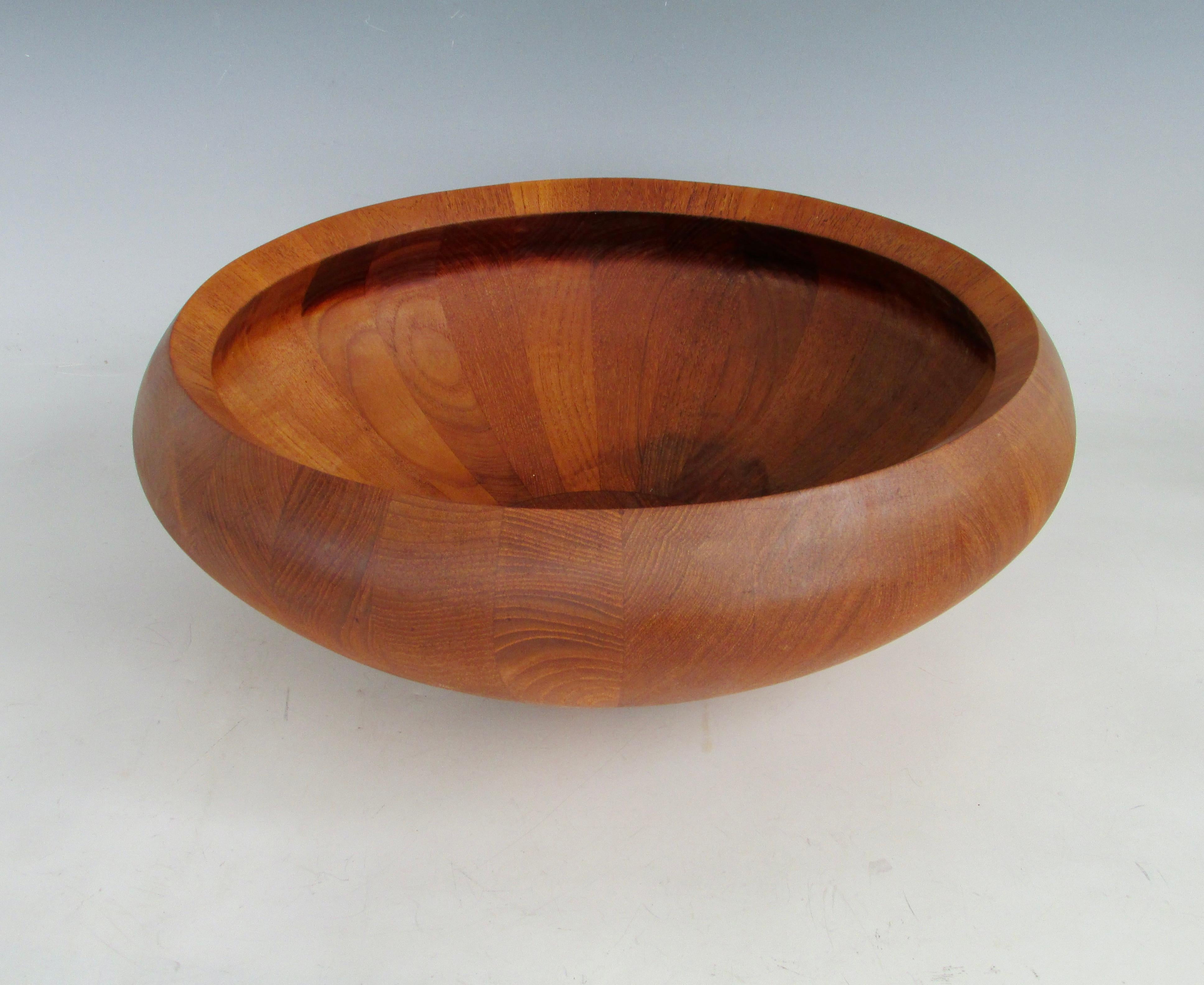 Mid-Century Modern Grand saladier Jens Quistgaard Dansk Staved en teck Danemark avec cachet de canard précoce en vente