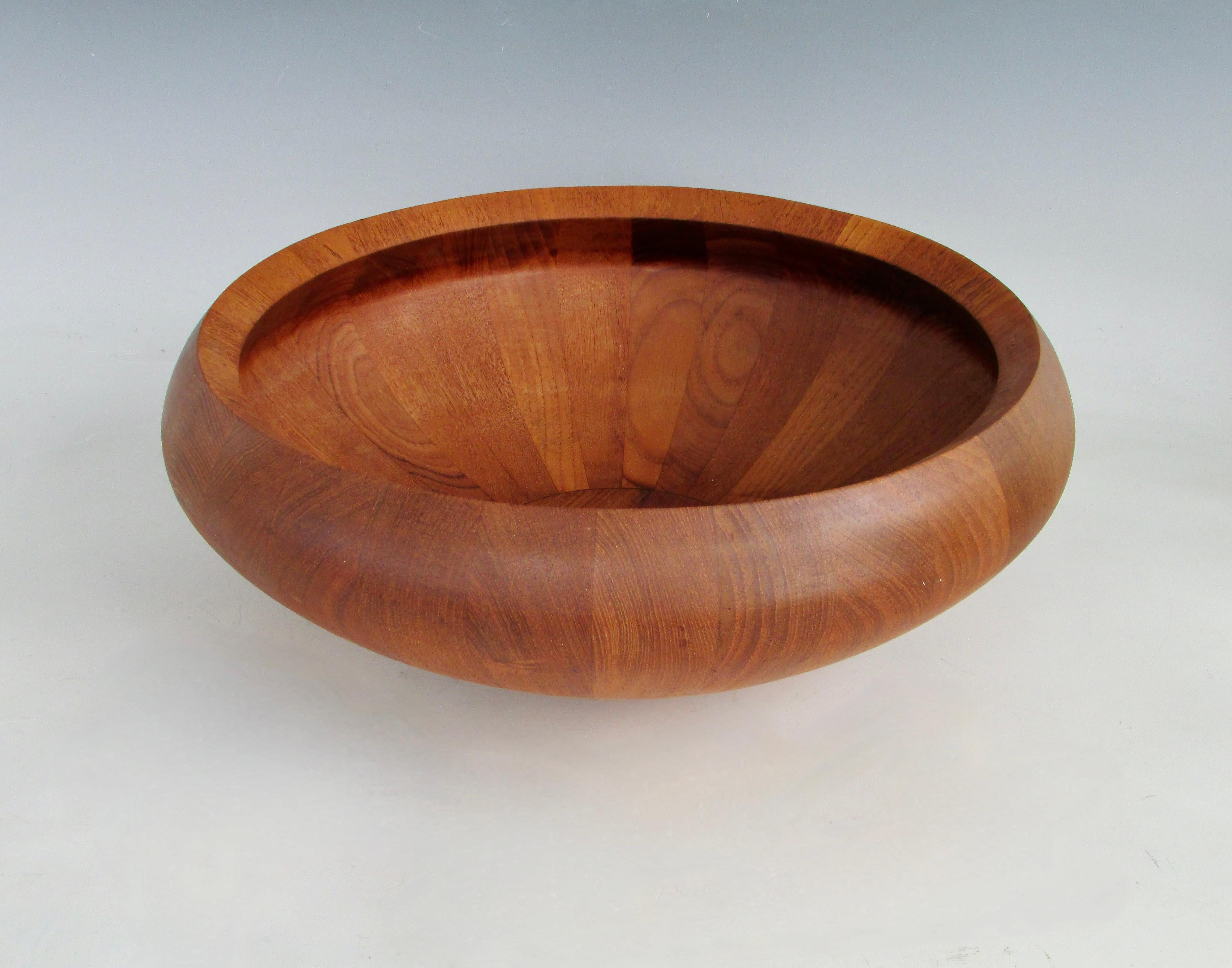 Danois Grand saladier Jens Quistgaard Dansk Staved en teck Danemark avec cachet de canard précoce en vente