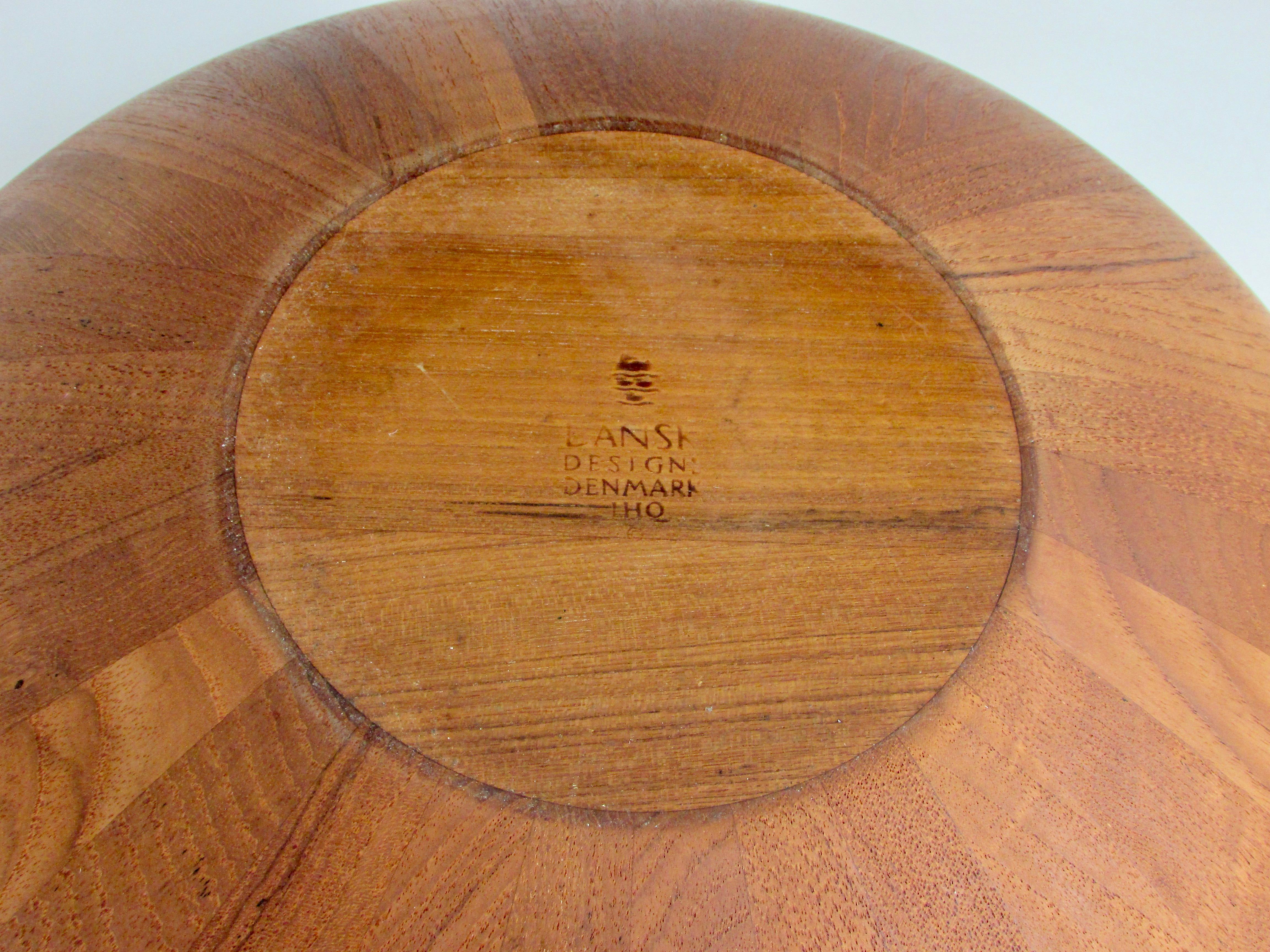 Fait main Grand saladier Jens Quistgaard Dansk Staved en teck Danemark avec cachet de canard précoce en vente