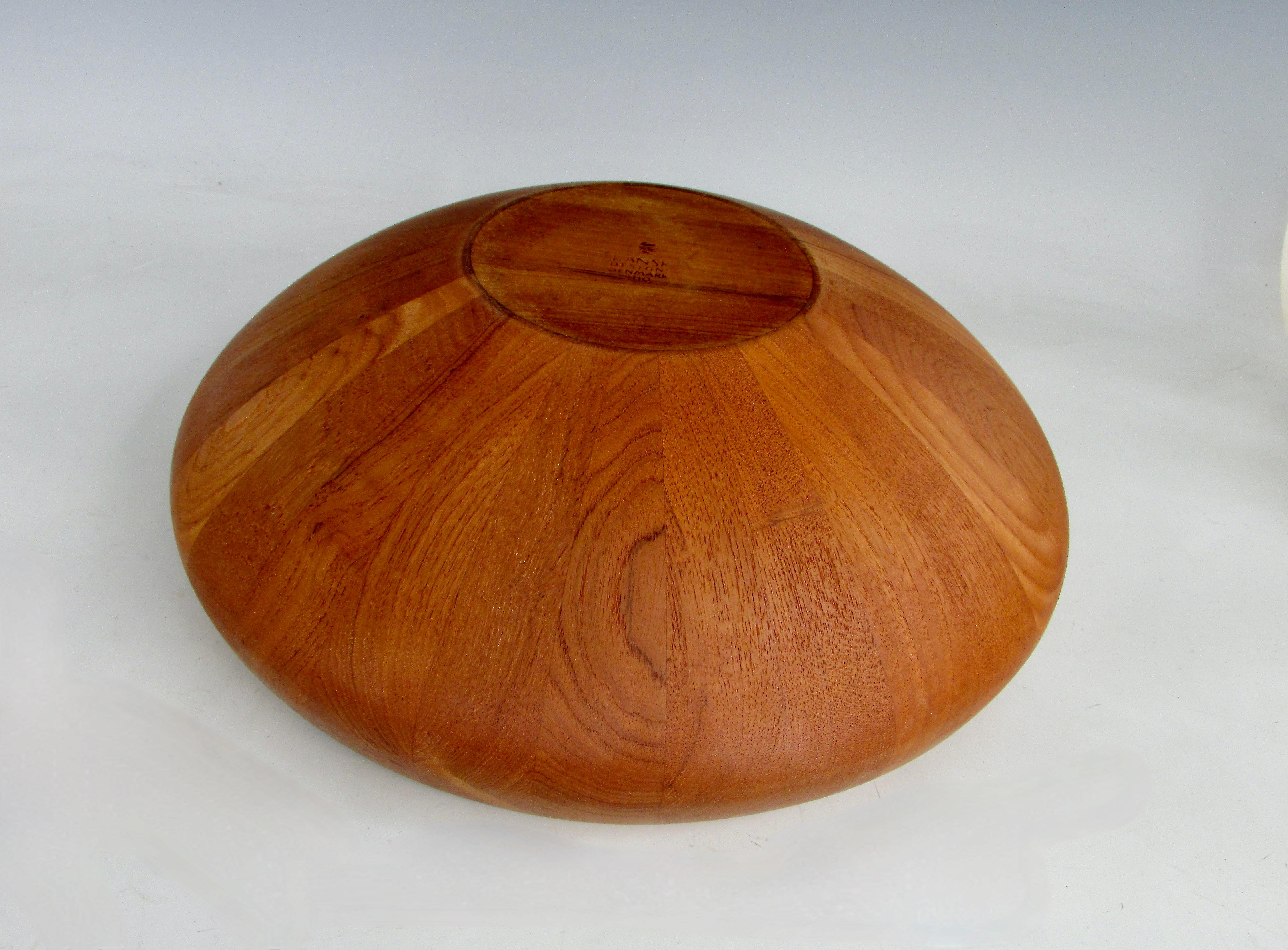 Grand saladier Jens Quistgaard Dansk Staved en teck Danemark avec cachet de canard précoce Bon état - En vente à Ferndale, MI