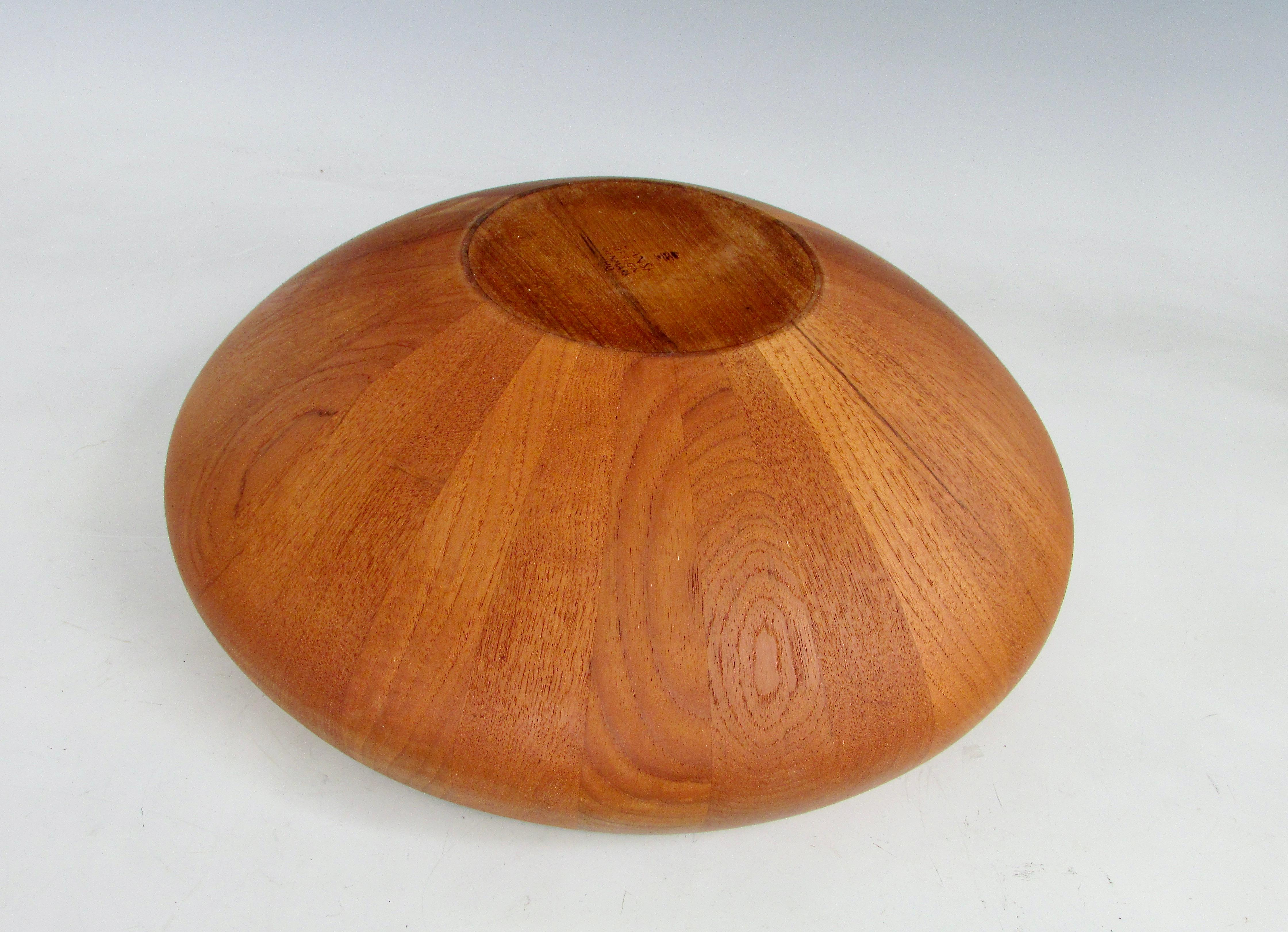 20ième siècle Grand saladier Jens Quistgaard Dansk Staved en teck Danemark avec cachet de canard précoce en vente