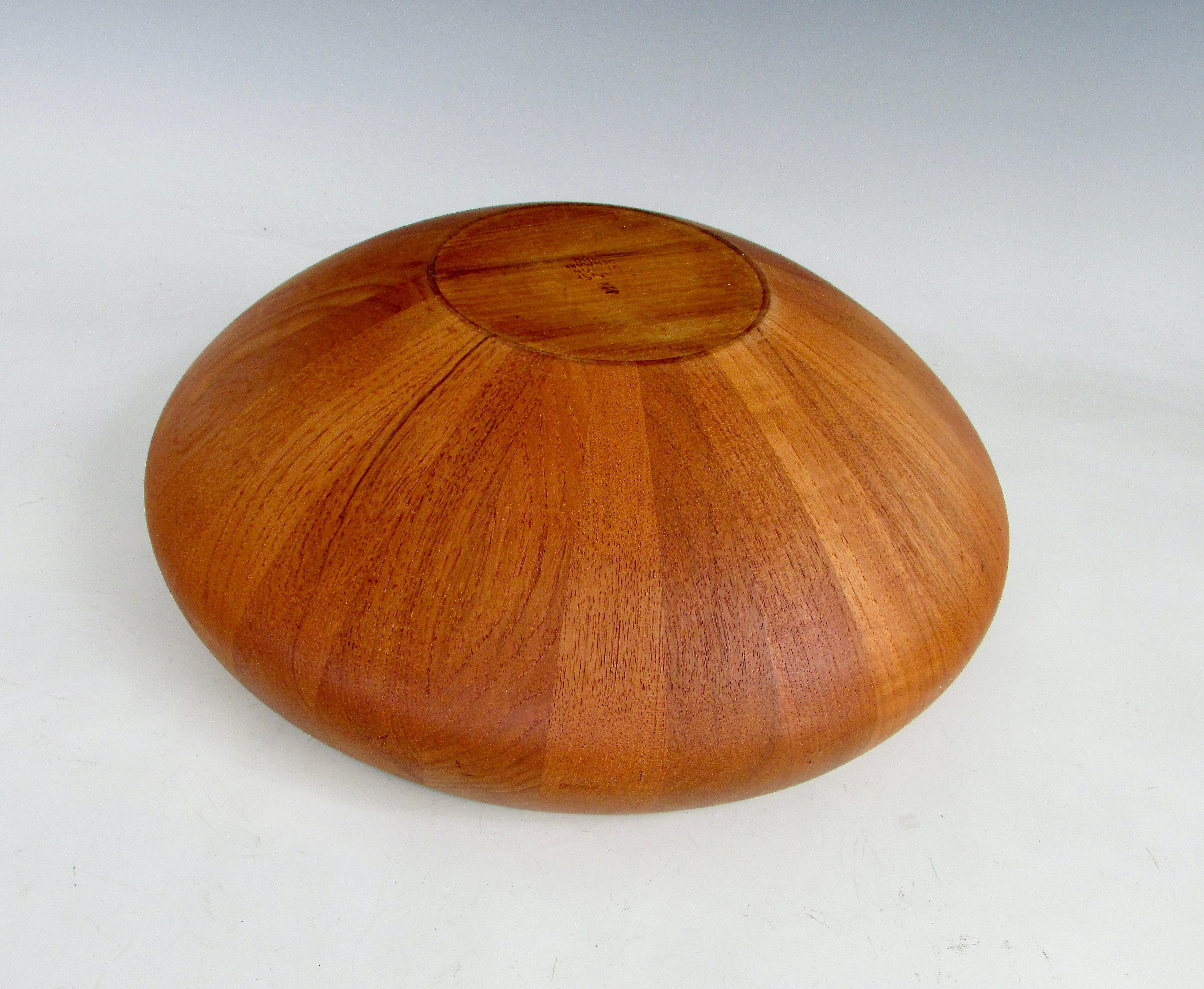 Bois Grand saladier Jens Quistgaard Dansk Staved en teck Danemark avec cachet de canard précoce en vente