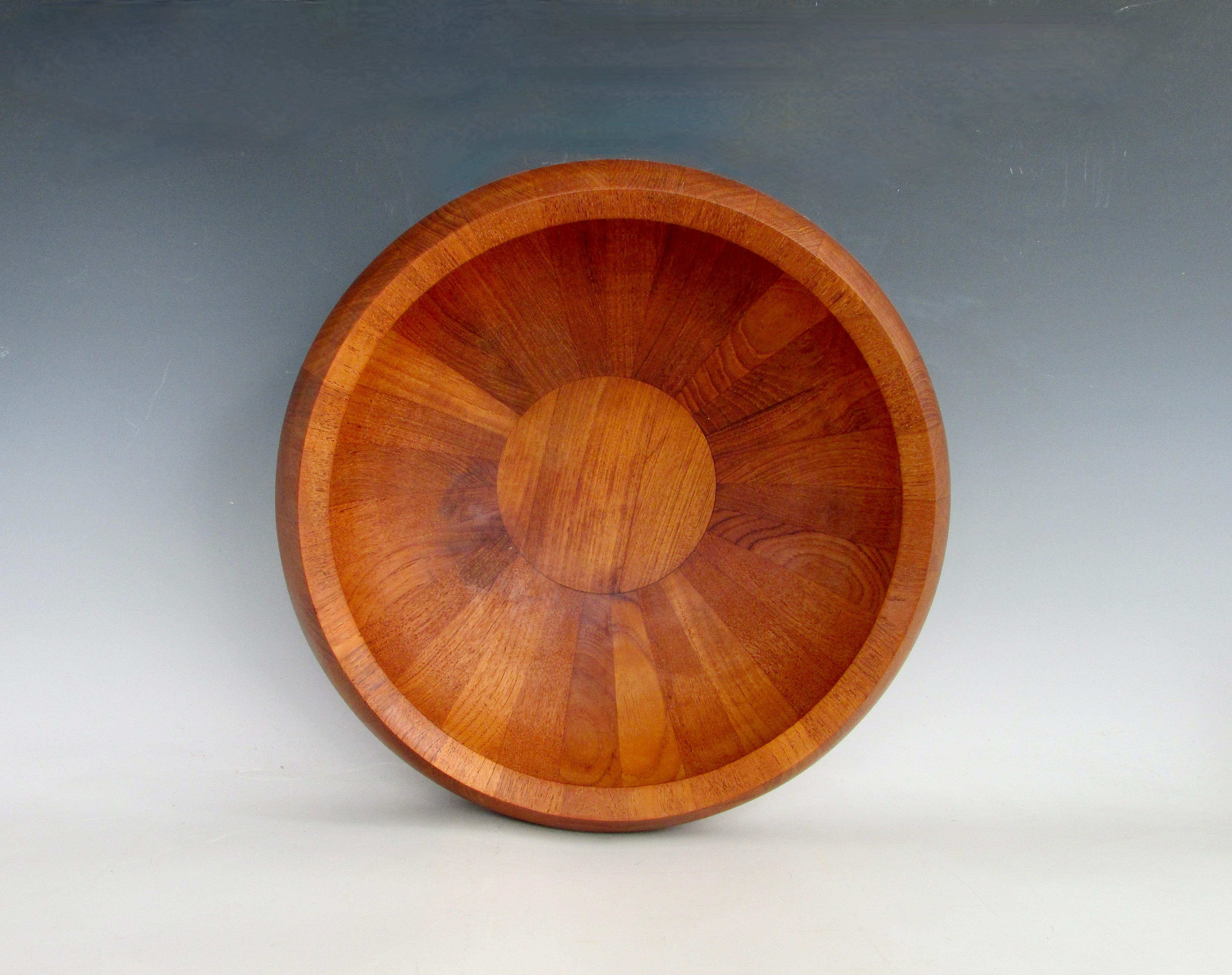 Grand saladier Jens Quistgaard Dansk Staved en teck Danemark avec cachet de canard précoce en vente 1