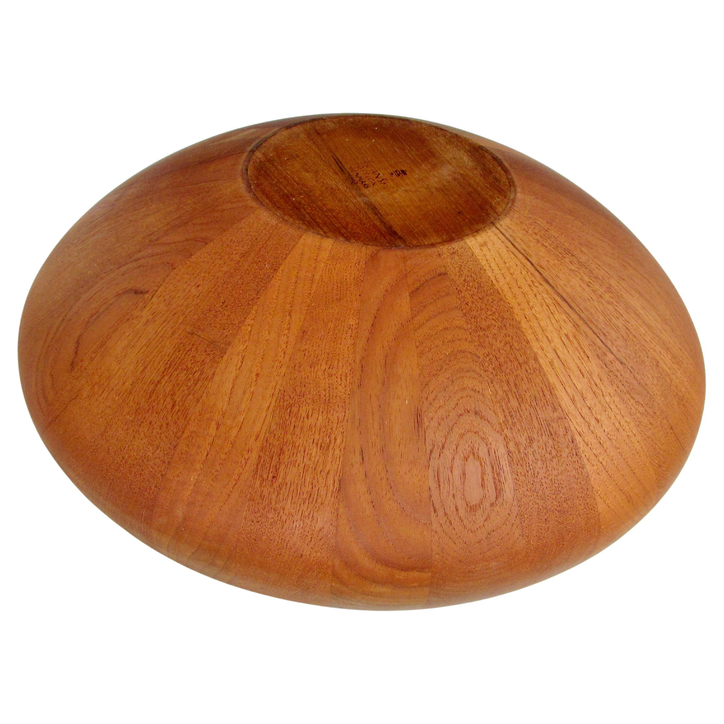 Grand saladier Jens Quistgaard Dansk Staved en teck Danemark avec cachet de canard précoce en vente