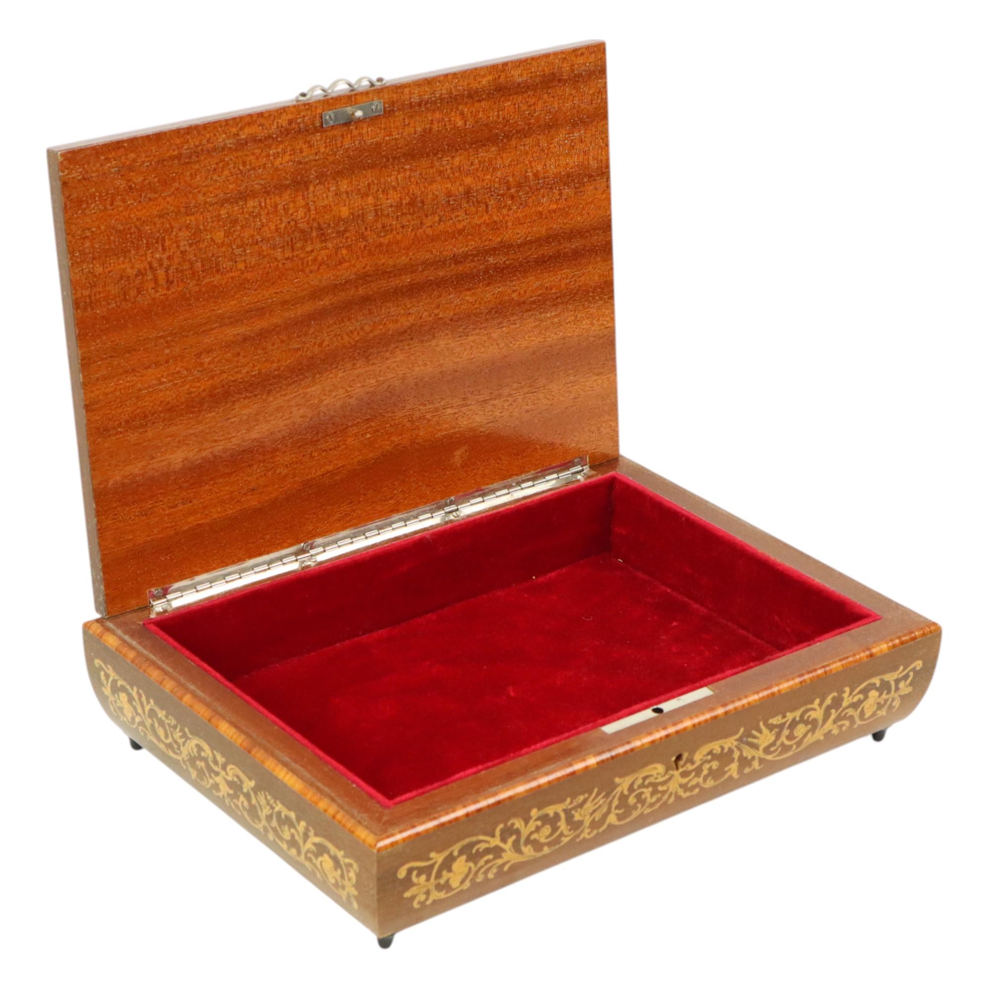 Gran joyero de época, joyero, caja de baratijas, de madera con incrustaciones o marquetería en la parte superior y los laterales, forrado de terciopelo rojo en el interior, restos de una pegatina del fabricante en la parte inferior, totalmente del