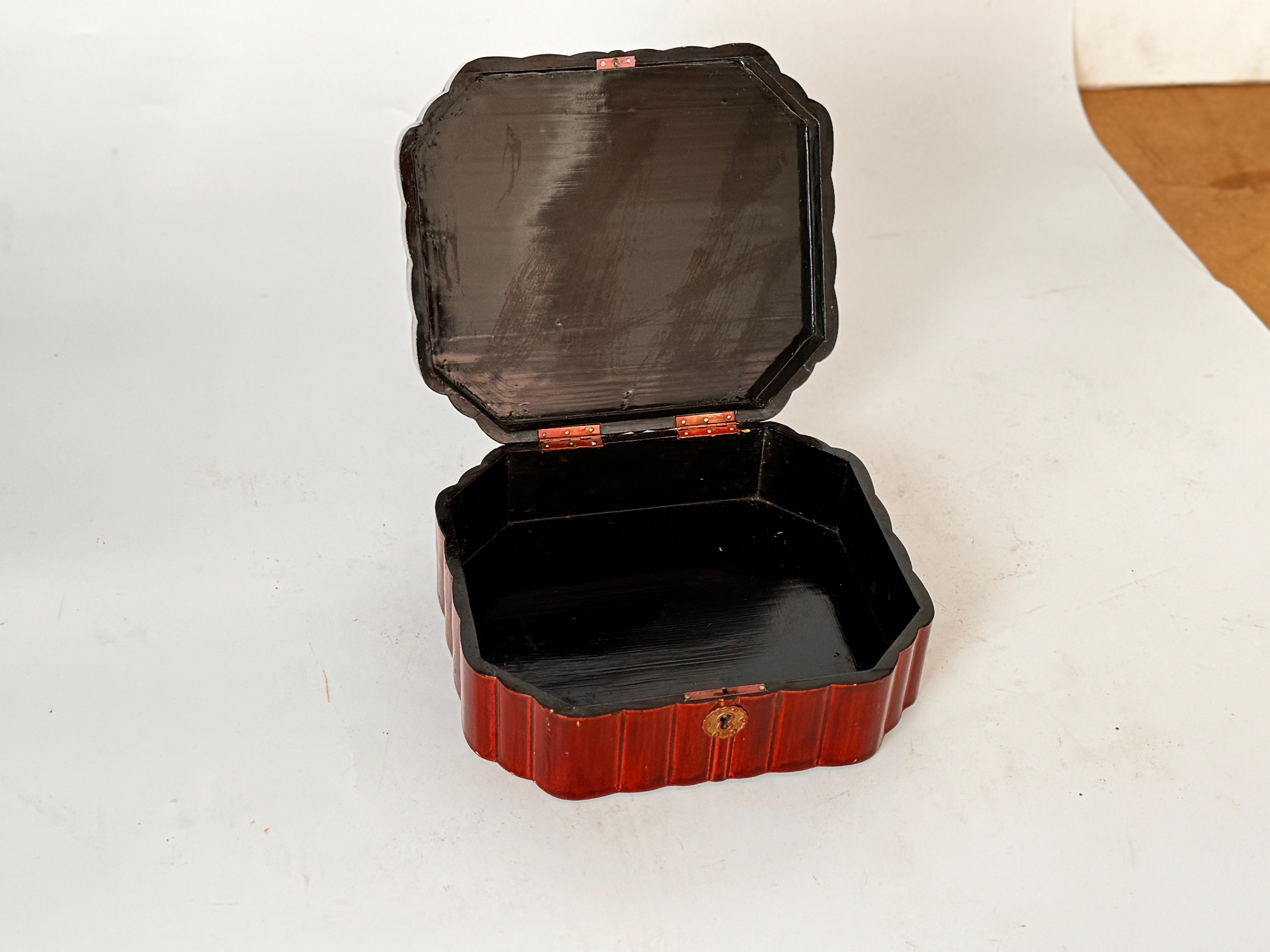 Großer Schmuck  oder Dekorative Box Brown  Rote Farben Farbe Japan 19. (Holz) im Angebot