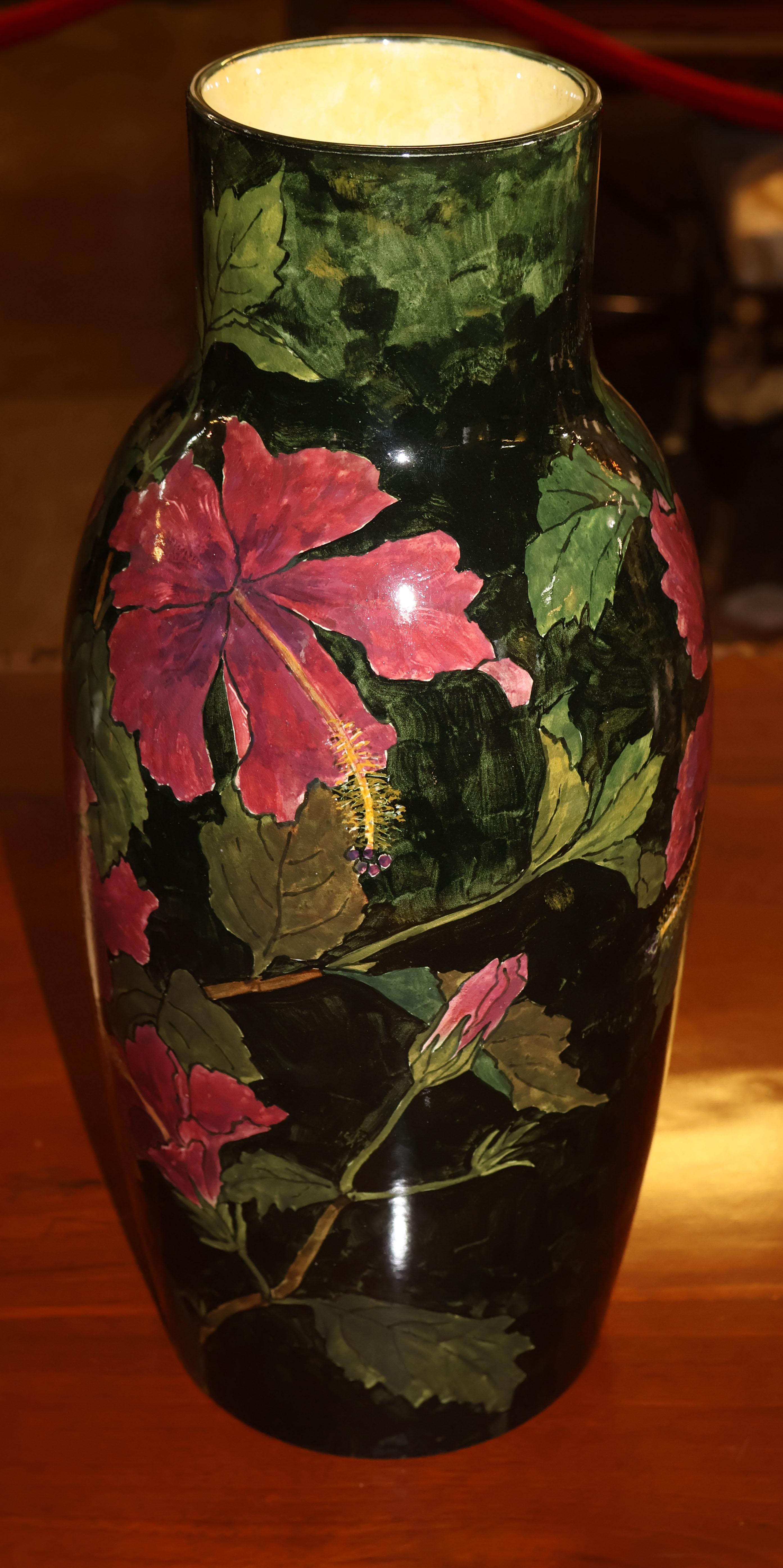 Grand vase en faïence peinte et émaillée John Bennet Hibiscus Circa 1880

Dimensions : 15,5