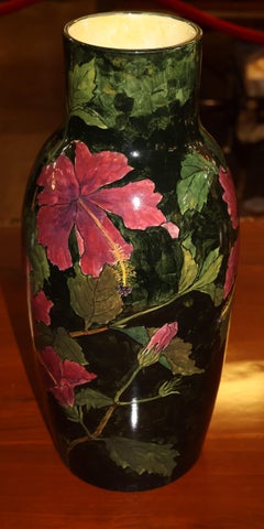 Große John Bennett-Vase aus bemaltem und glasiertem Steingut mit Hibiskusmotiv, um 1880
