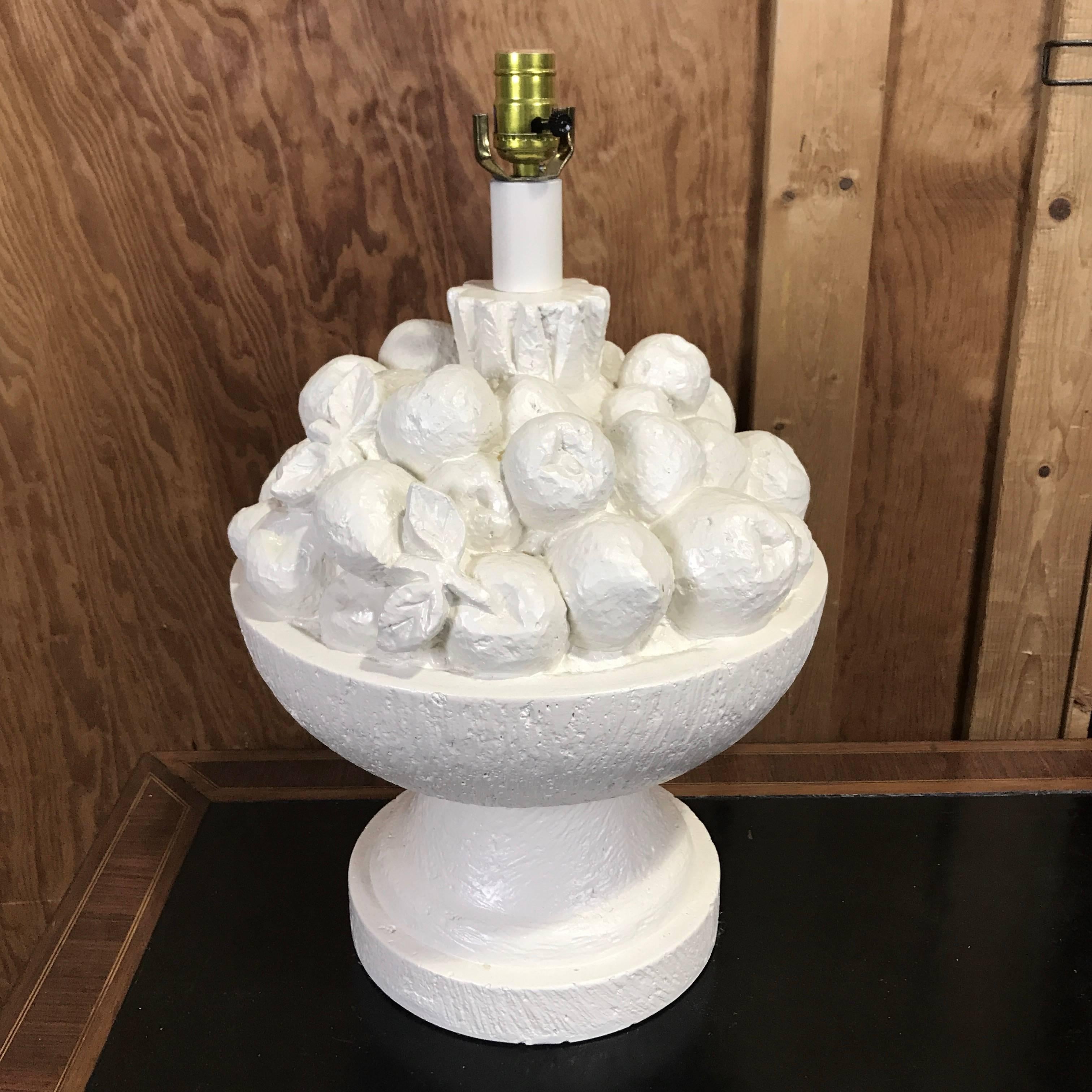 Lámpara de frutas en forma de cuenco estilo John Dickenson, de Casual Lamps, 1994

Esta lámpara escultural con forma de frutero al estilo de John Dickenson, fabricada por Casual Lamps en 1994, es una llamativa pieza que combina un diseño caprichoso
