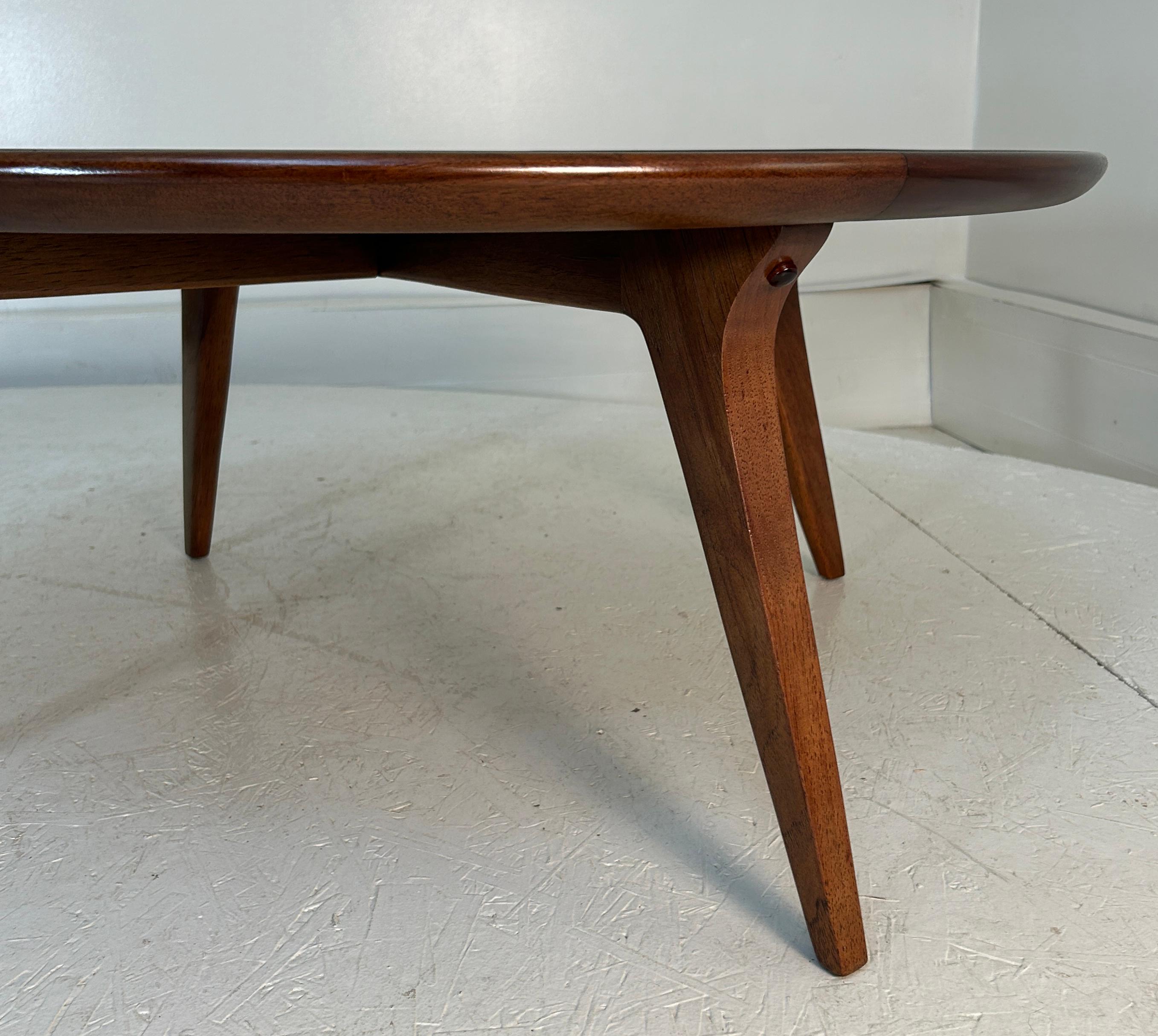 Mid-Century Modern Grand John Van Koert  Table basse en vente