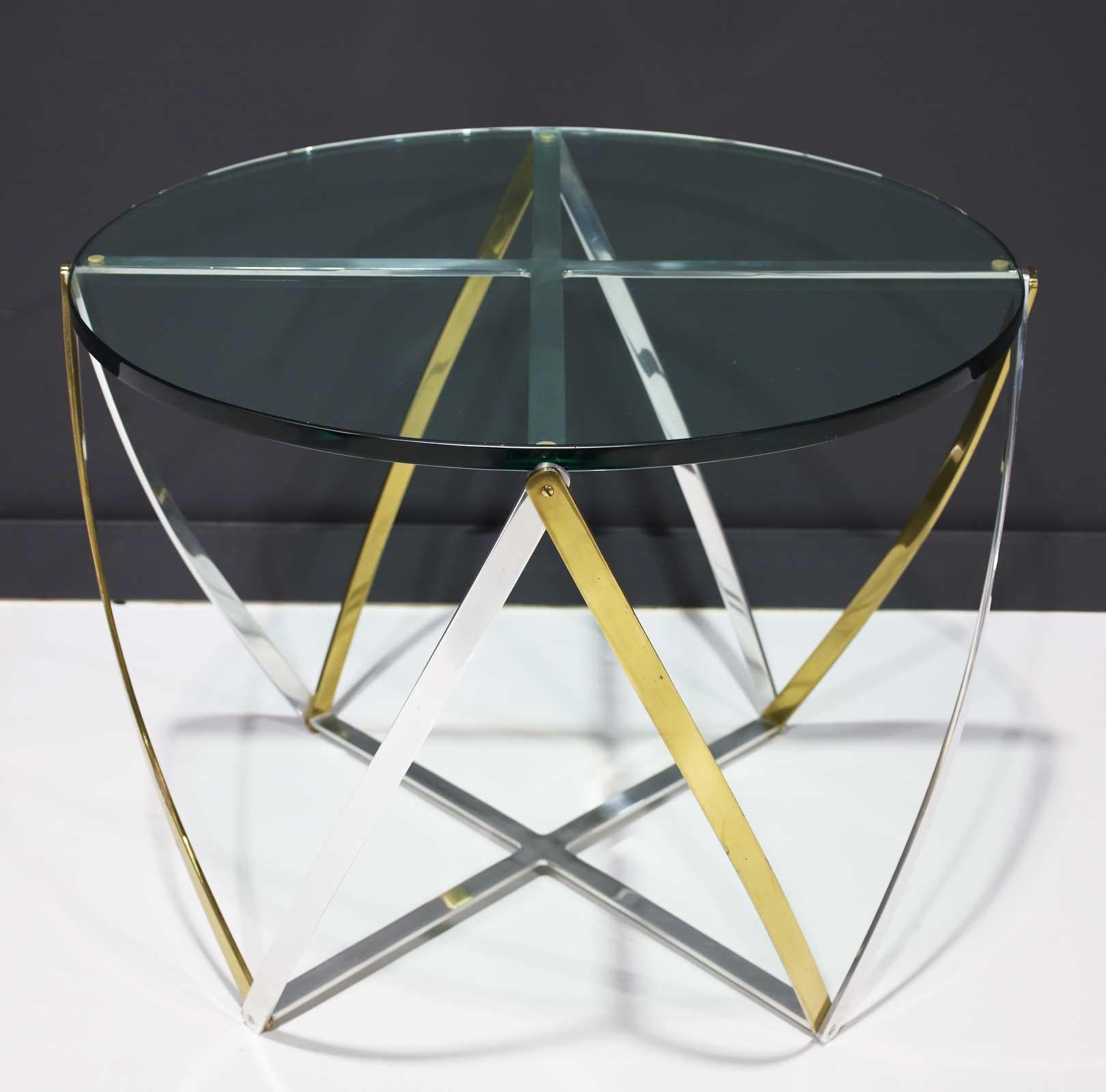 Magnifique table de John Vesey, connu pour la qualité de son design. Les métaux mélangés ajoutent de l'intérêt à la table. Le plateau de la table est en verre 3/4