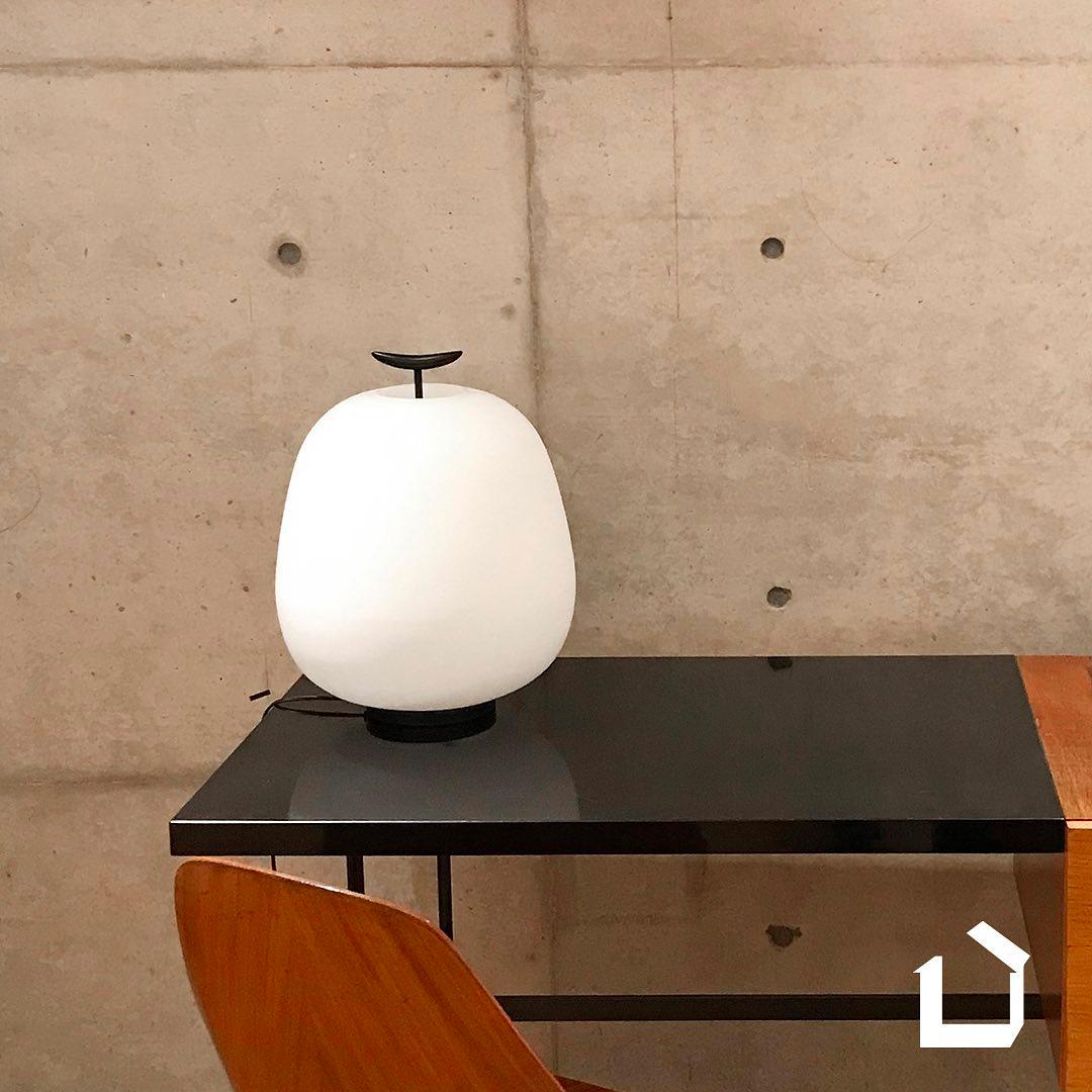 Laqué Grande lampe de table J13 en métal et verre de Joseph-André Motte pour Disderot en vente