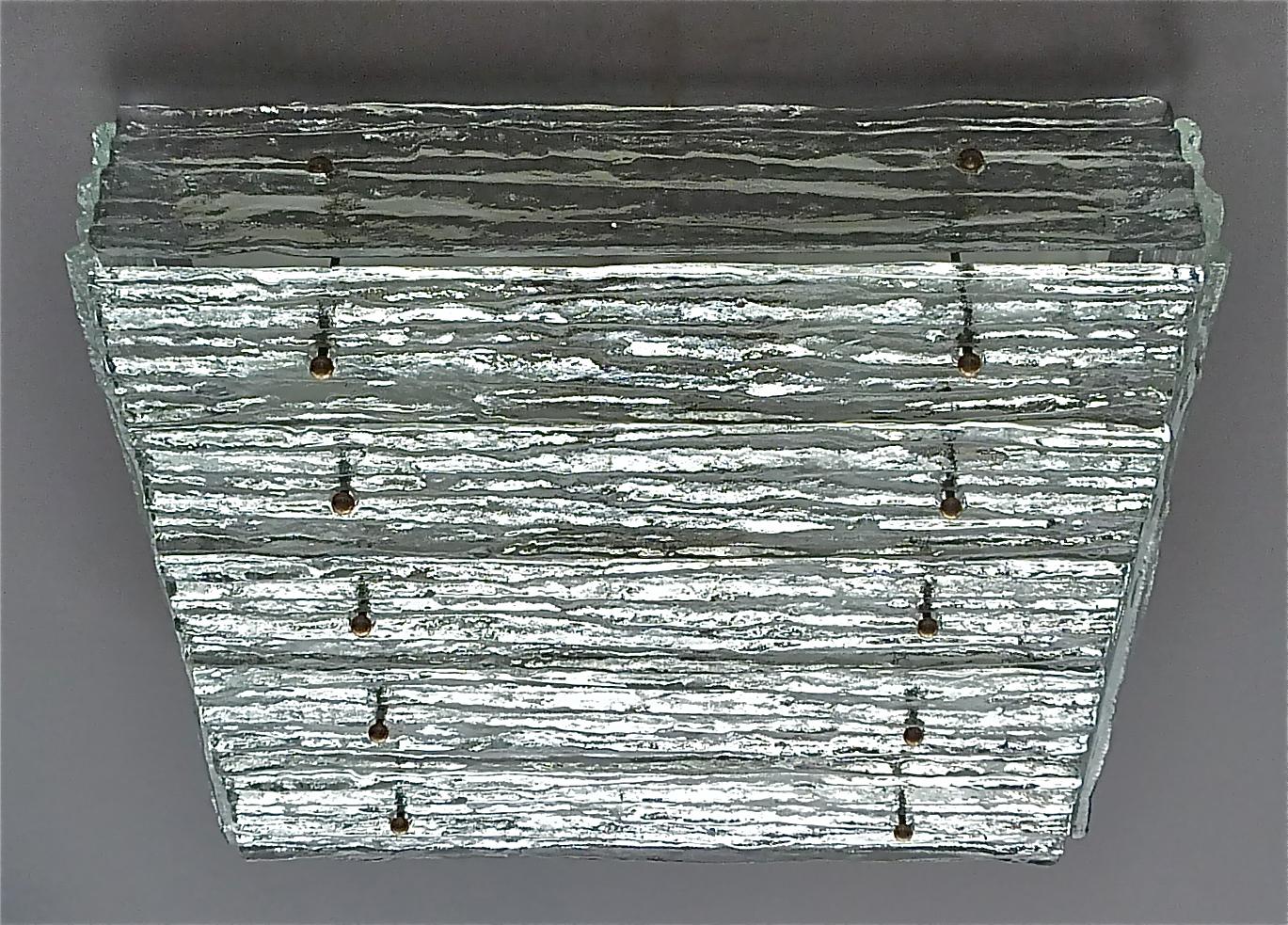 Extra large Mid-Century Modernist J.T. Lampe à encastrer ou applique Kalmar, Autriche, vers 1960. Ce plafonnier carré comporte neuf panneaux épais en verre de glace texturé avec des boules à vis en laiton patiné montées sur une base en métal émaillé