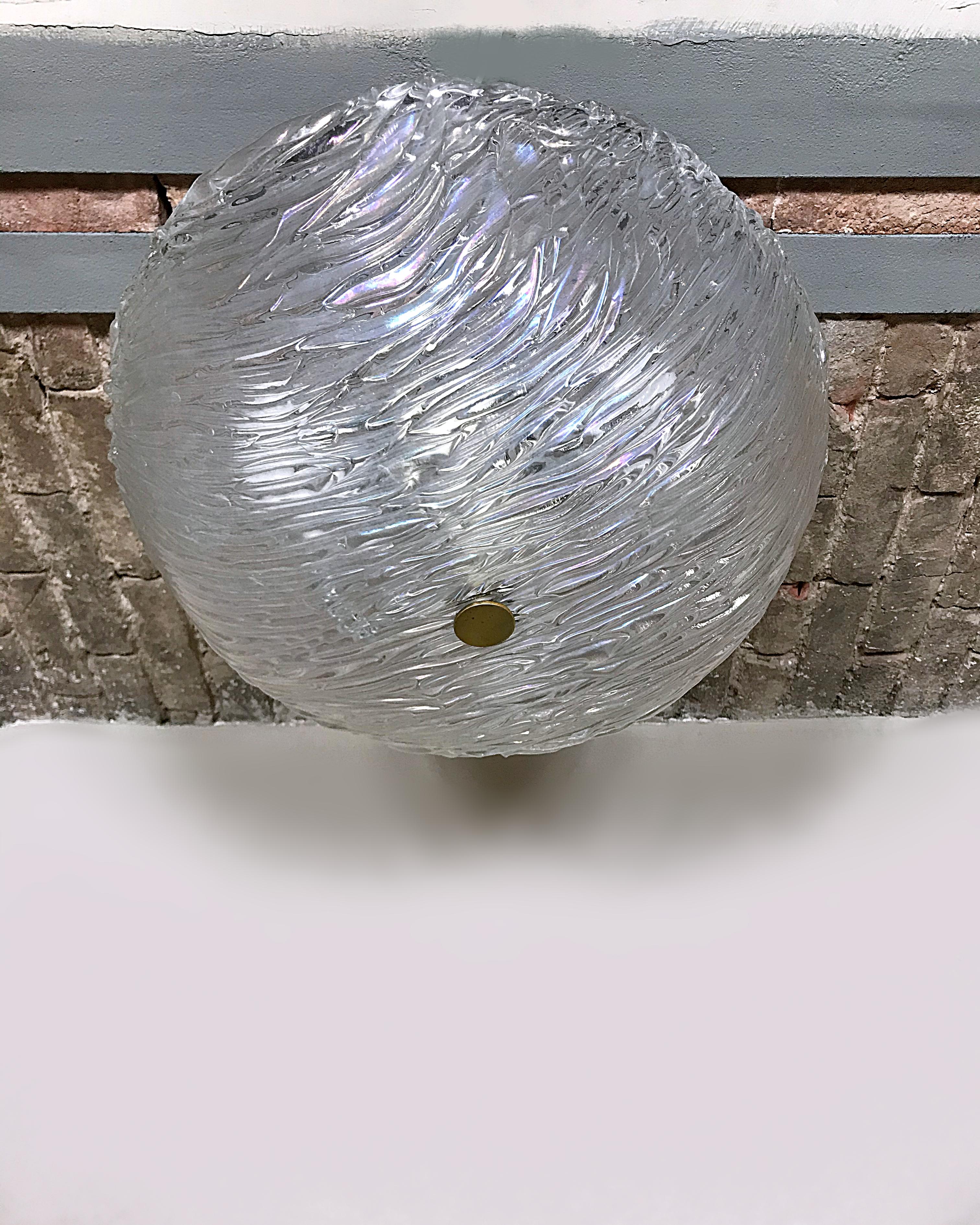 Énorme plafonnier iconique du milieu du siècle de 21 pouces fabriqué par J.T. Kalmar à la fin des années 1950, Vienne. Il est doté d'un épais verre ondulé texturé de Murano et d'une quincaillerie en laiton poli. Il est en excellent état avec trois