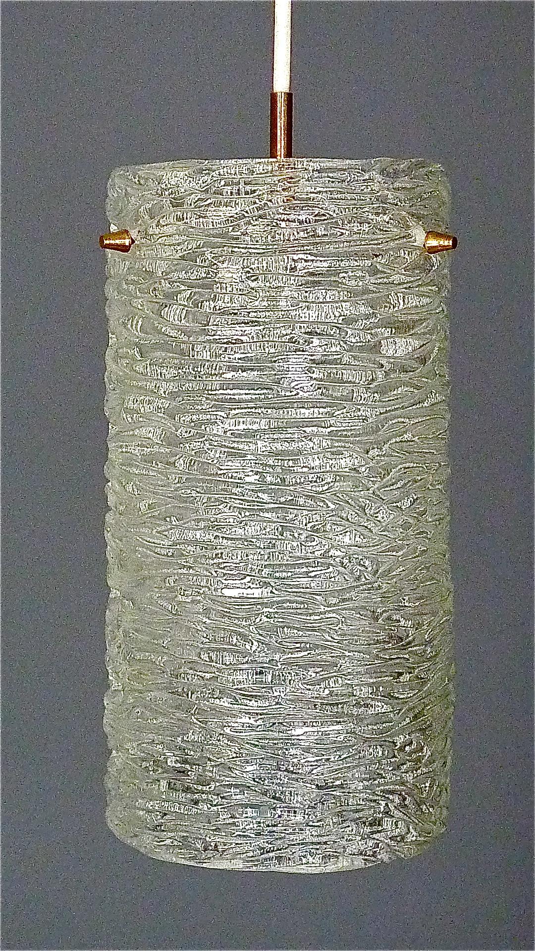 Autrichien Grand J.T. Lampe à suspension à tube Kalmar en verre texturé et laiton patiné, Autriche, années 1950 en vente