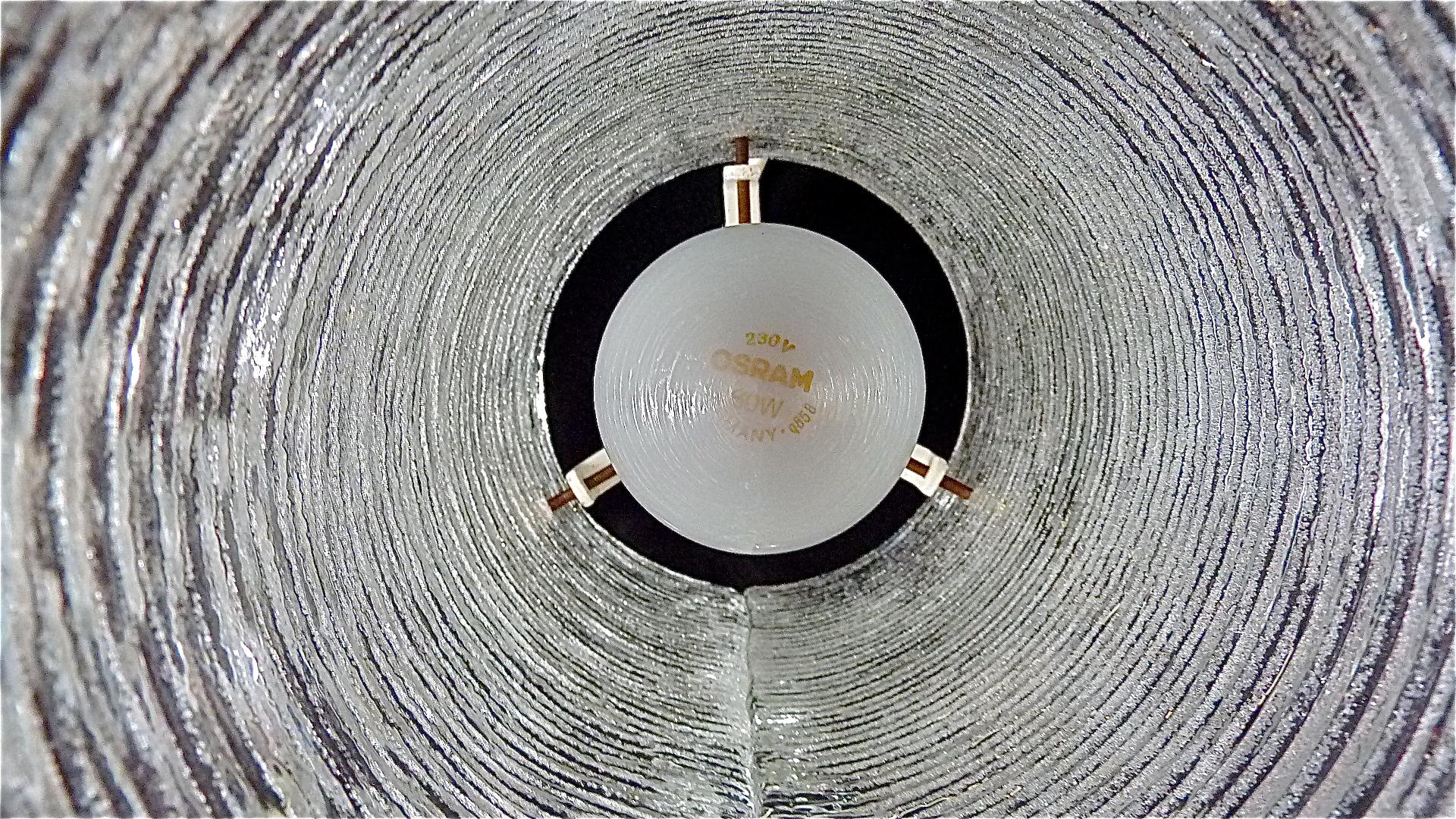 Milieu du XXe siècle Grand J.T. Lampe à suspension à tube Kalmar en verre texturé et laiton patiné, Autriche, années 1950 en vente