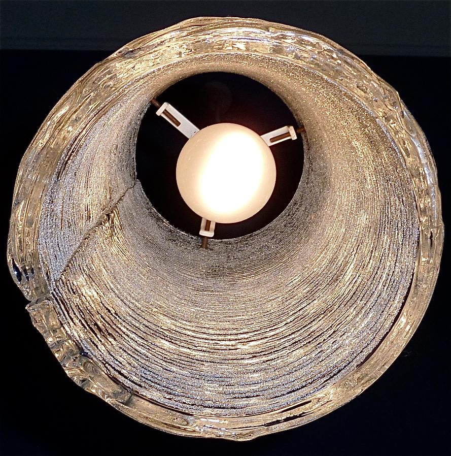 Large J.T. Kalmar Tube Pendant Lamp Textured Glass Patinated Brass Austria 1950s In Good Condition For Sale In Nierstein am Rhein, DE