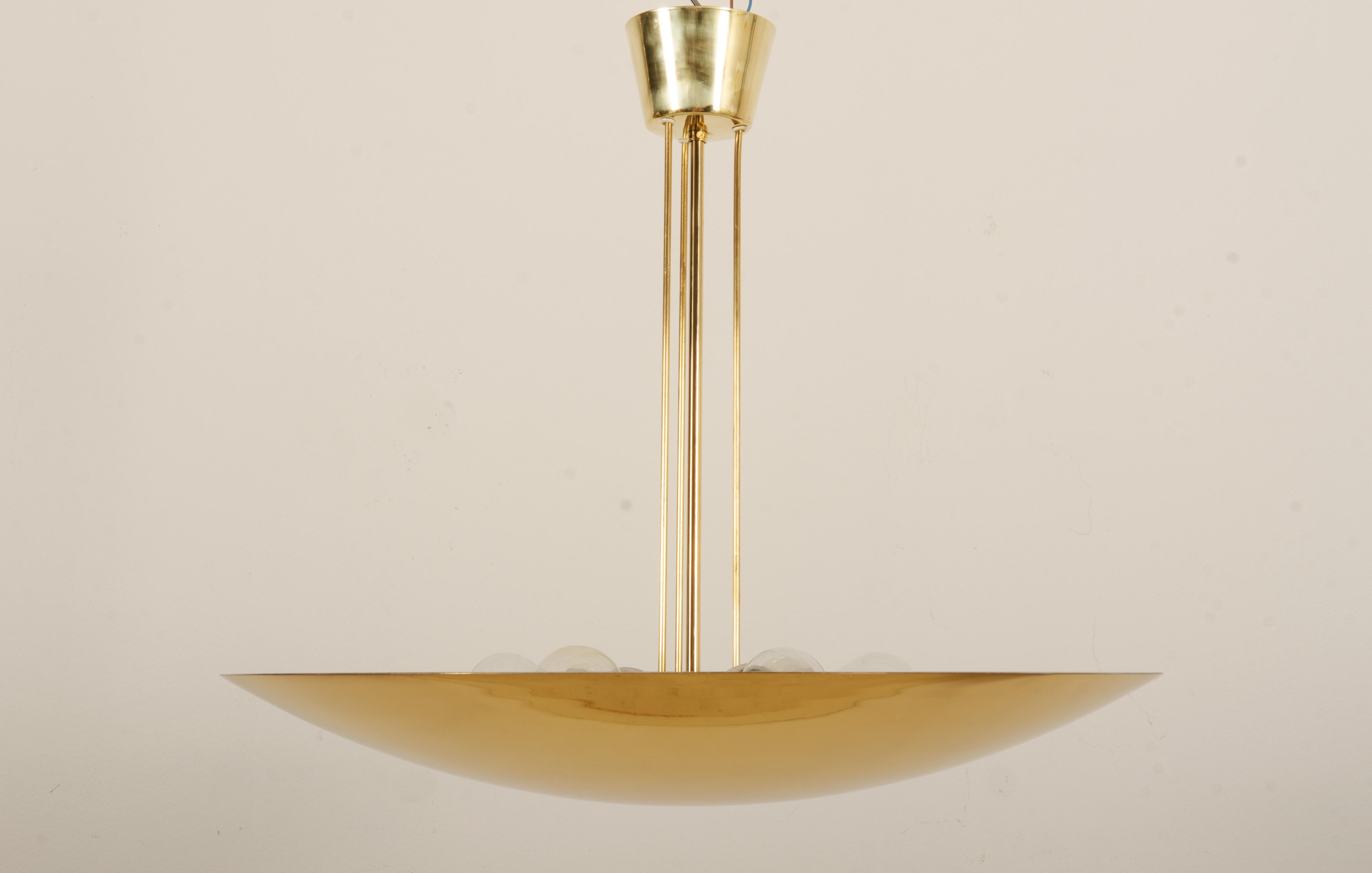 Kuppellampe aus Messing von J.T. Kalmar aus den 1970er Jahren. Ausgestattet mit sechs E27-Polzellanfassungen und jeweils bis zu 100 Watt. Hervorragender Zustand, neu poliert.
bis zu 2 Stück erhältlich, Preis pro Lampe
