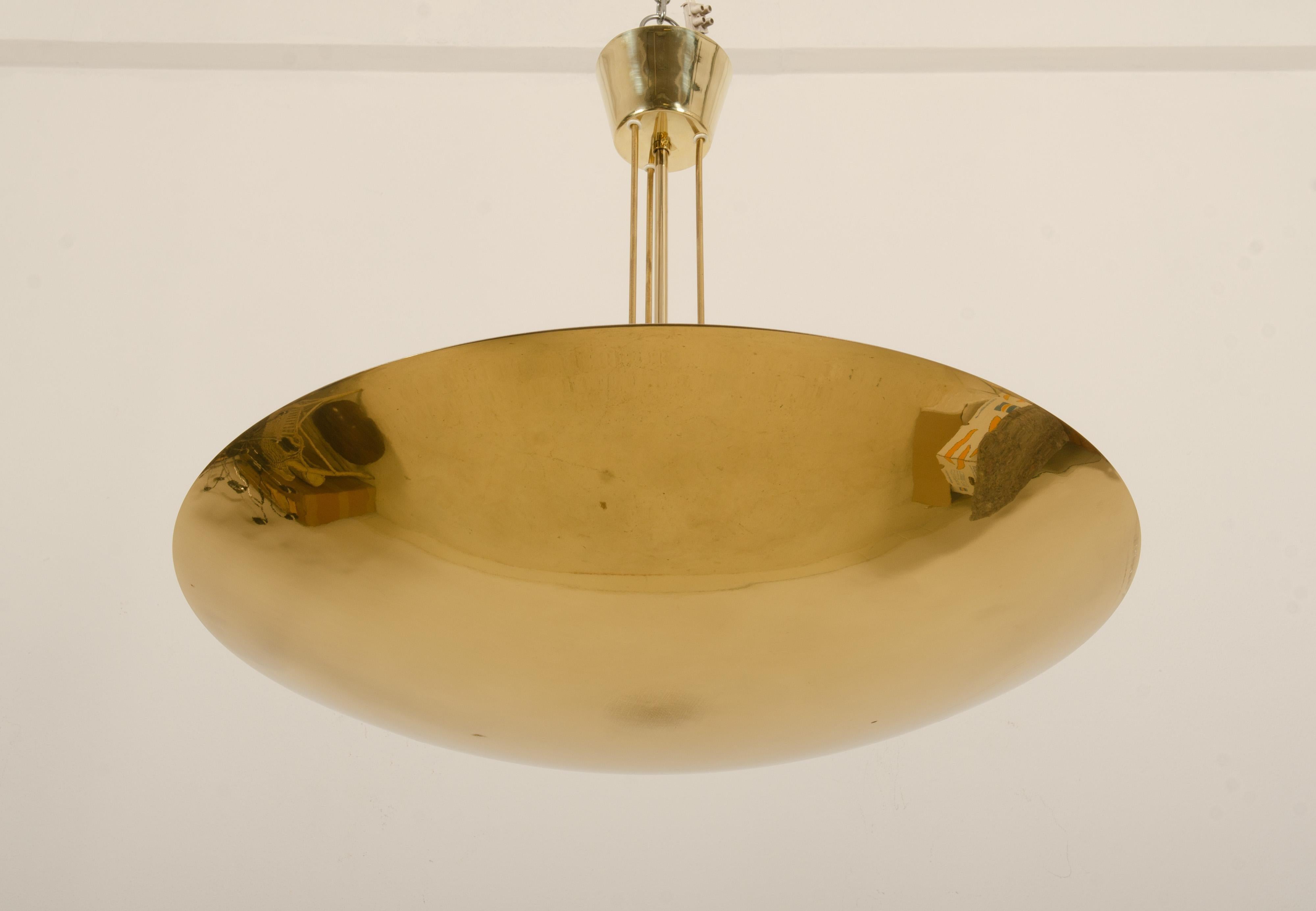 Lampe dôme en laiton par J.T. Kalmar dans les années 1970. Équipé de six douilles en porcelaine E27 et d'une puissance maximale de 100 watts chacune. Excellent état, repoli.
jusqu'à 5 pièces disponibles, prix par lampe