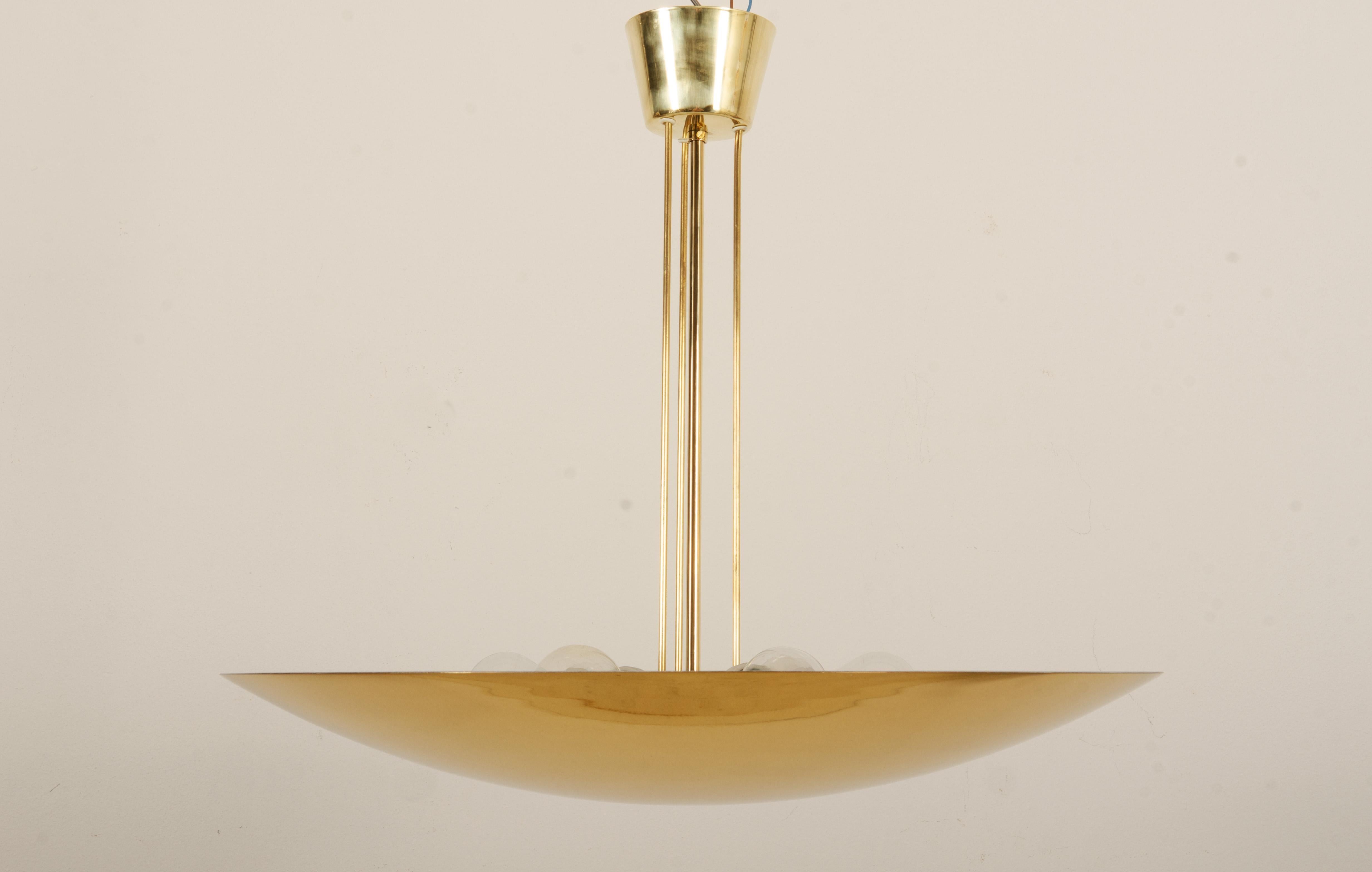 Mid-Century Modern Grand J.T. Lustre à dôme en laiton Kalmar Uplight en vente