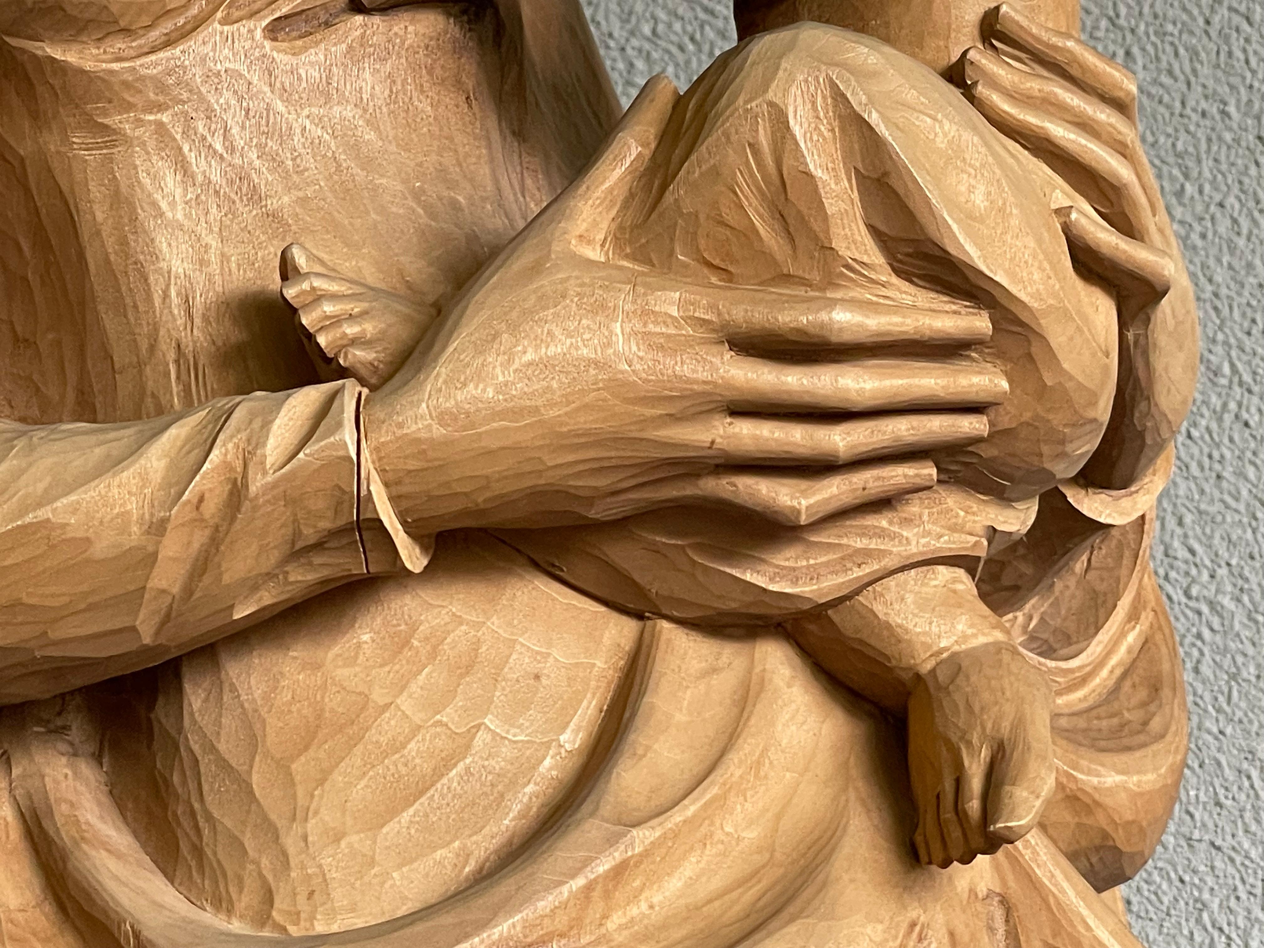Grande sculpture en bois sculptée à la main de style Jugendstil représentant Marie et l'enfant Jésus en vente 7