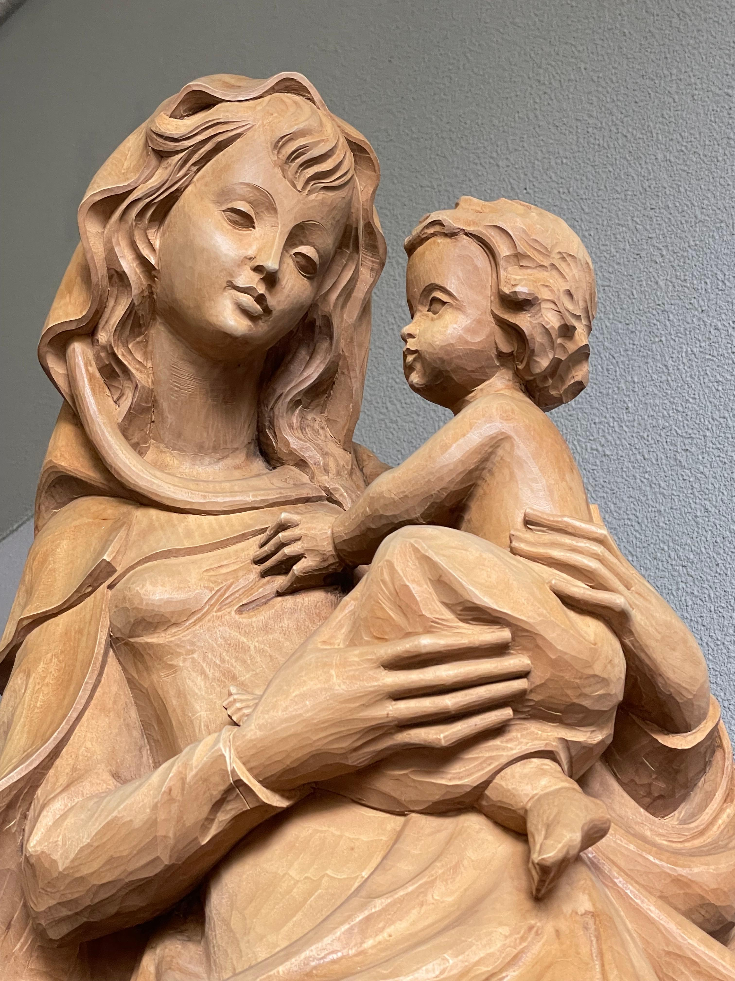 Fait main Grande sculpture en bois sculptée à la main de style Jugendstil représentant Marie et l'enfant Jésus en vente
