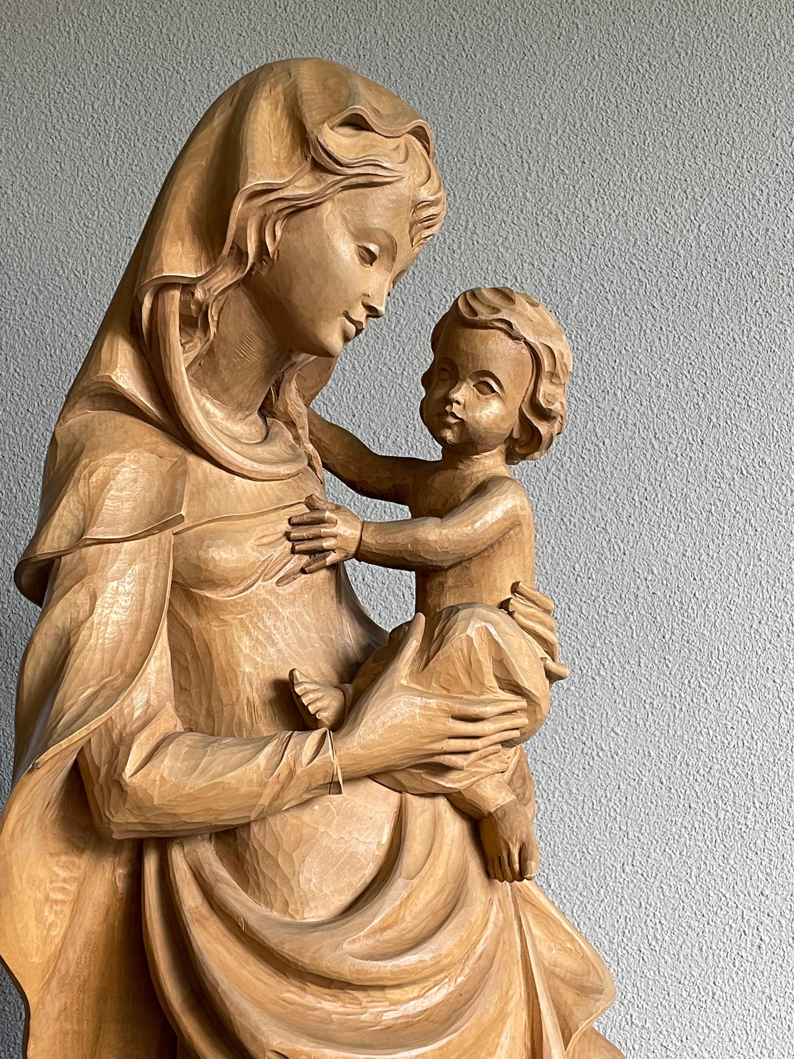 Große handgeschnitzte Holzskulptur im Jugendstil mit Maria und Jesuskind im Zustand „Hervorragend“ im Angebot in Lisse, NL