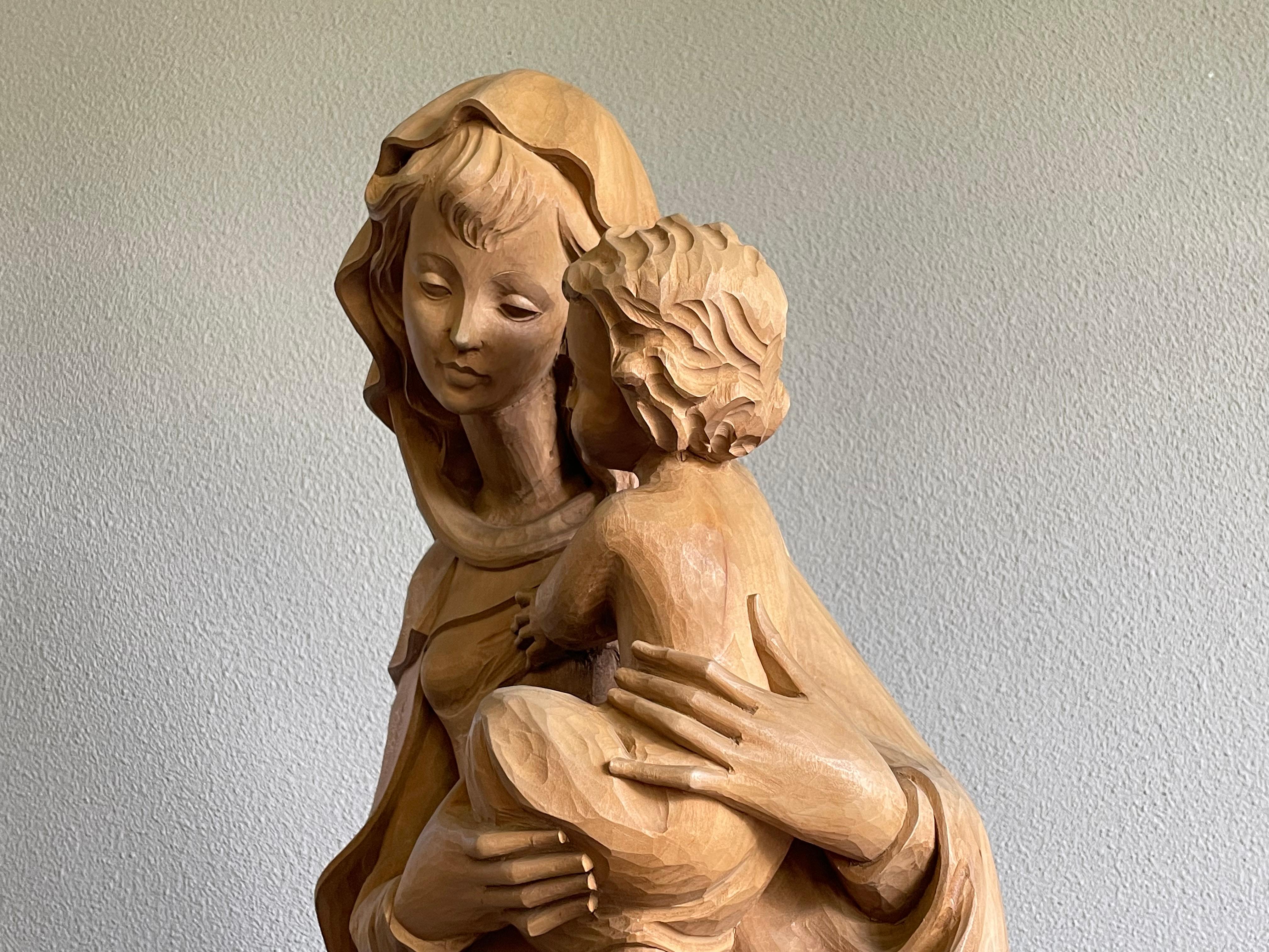 Große handgeschnitzte Holzskulptur im Jugendstil mit Maria und Jesuskind (20. Jahrhundert) im Angebot
