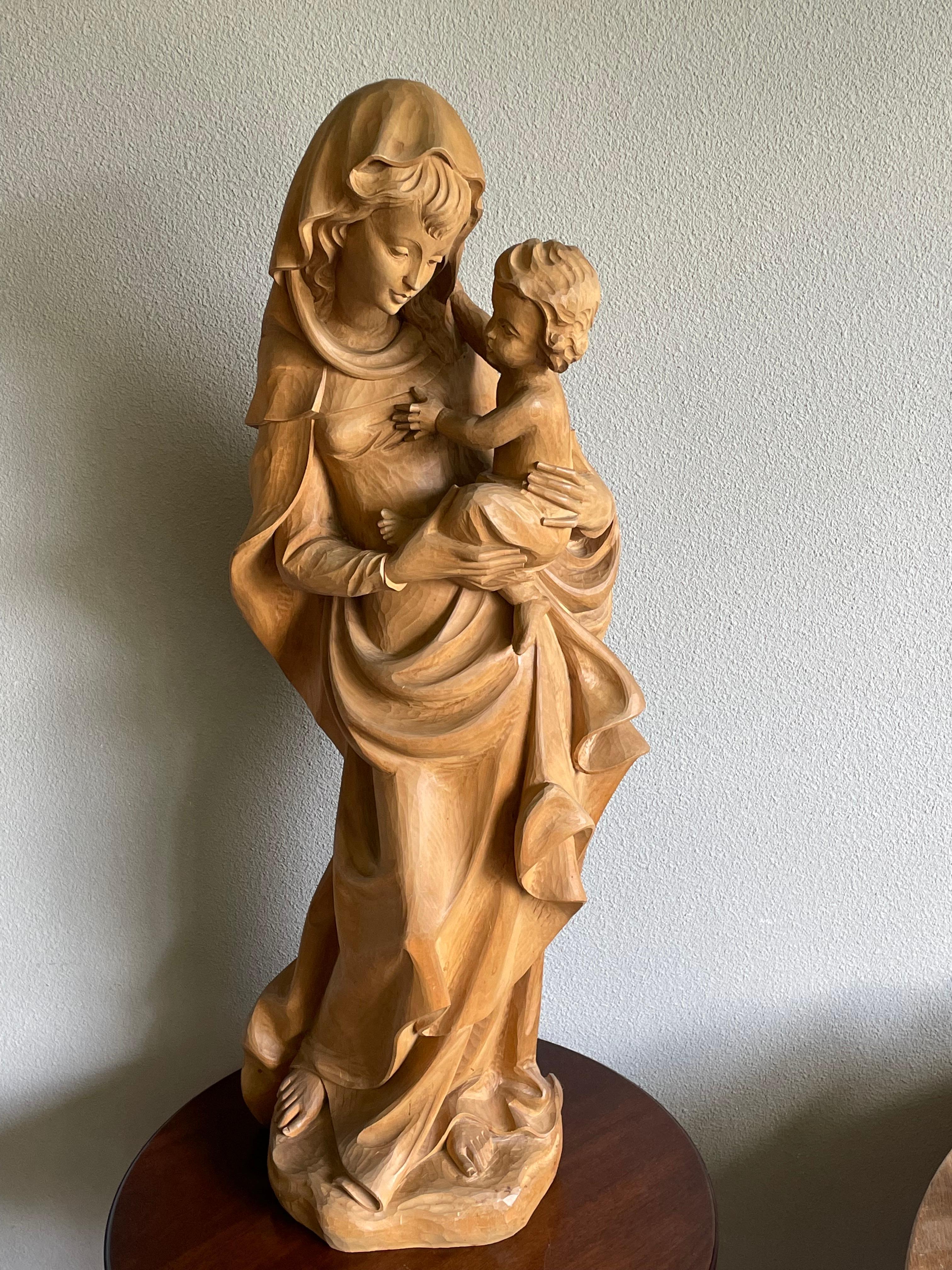 Große handgeschnitzte Holzskulptur im Jugendstil mit Maria und Jesuskind im Angebot 1