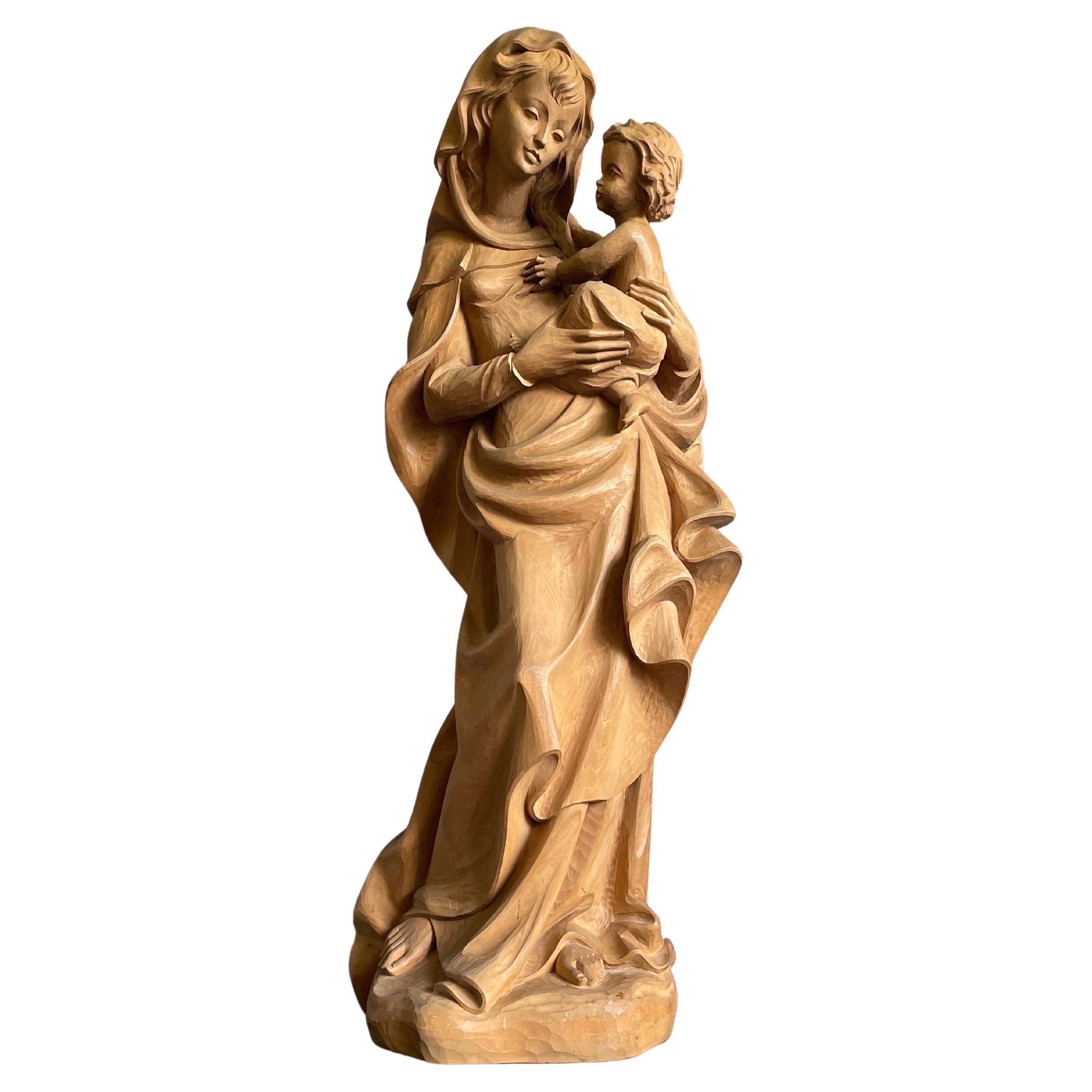 Grande sculpture en bois sculptée à la main de style Jugendstil représentant Marie et l'enfant Jésus