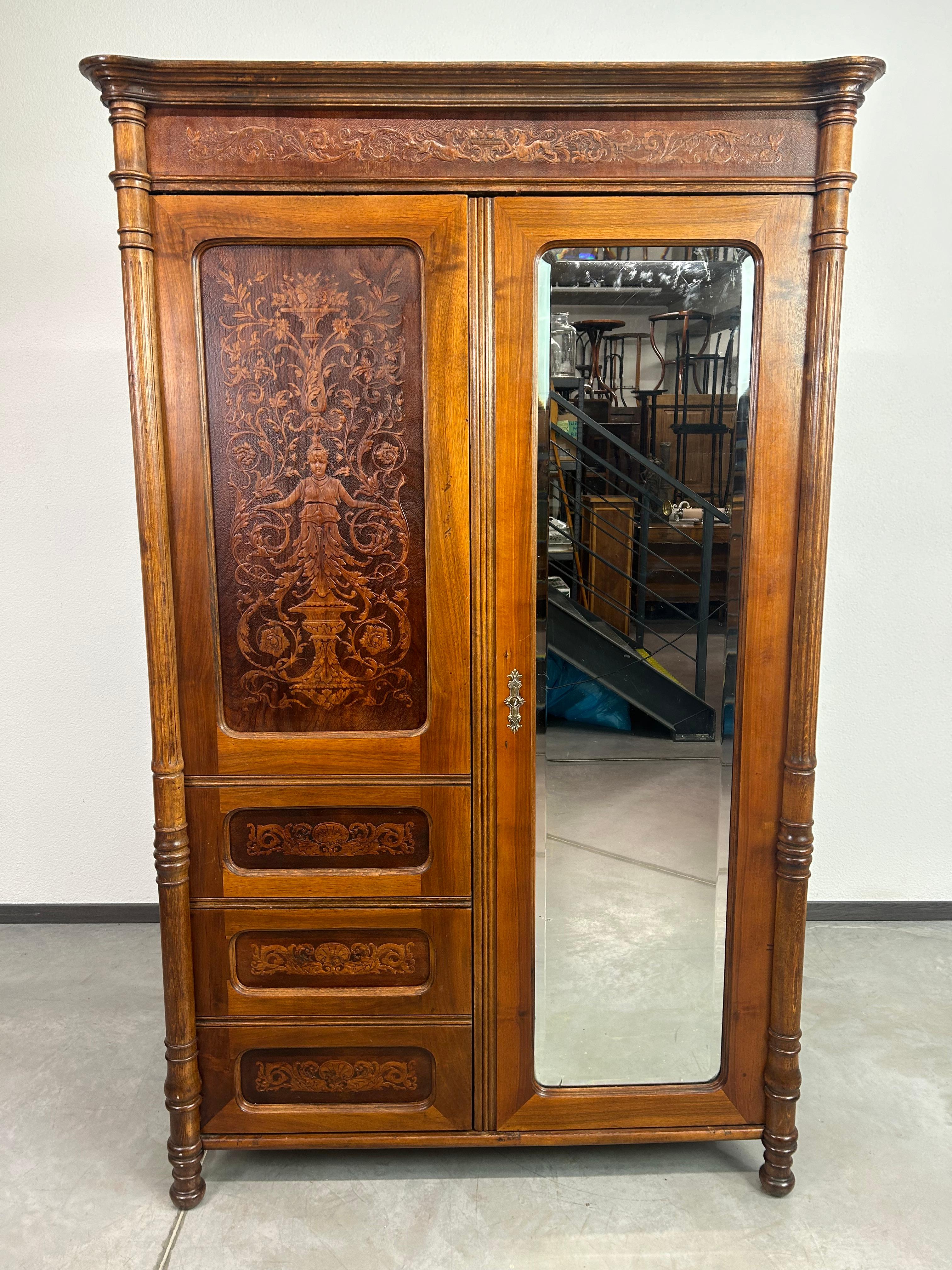 Grande armoire jugendstil de J&J Kohn en très bel état d'origine avec des signes d'utilisation.