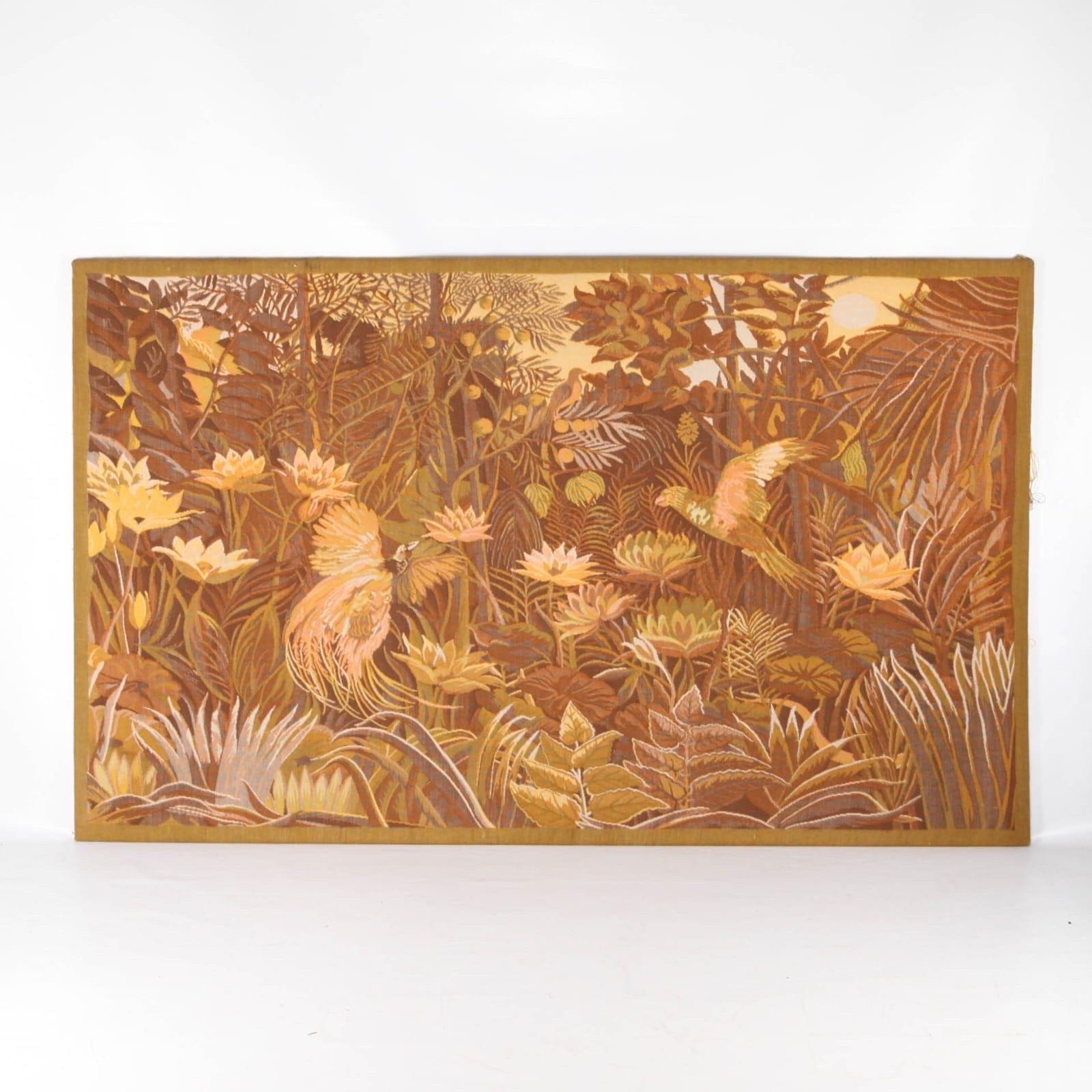 Raro gran tapiz de lana de los años sesenta que representa una selva.
Inspirado en el douanier Rousseau con pájaros y plantas tropicales, es muy decorativo. 
Gran calidad y estado. 