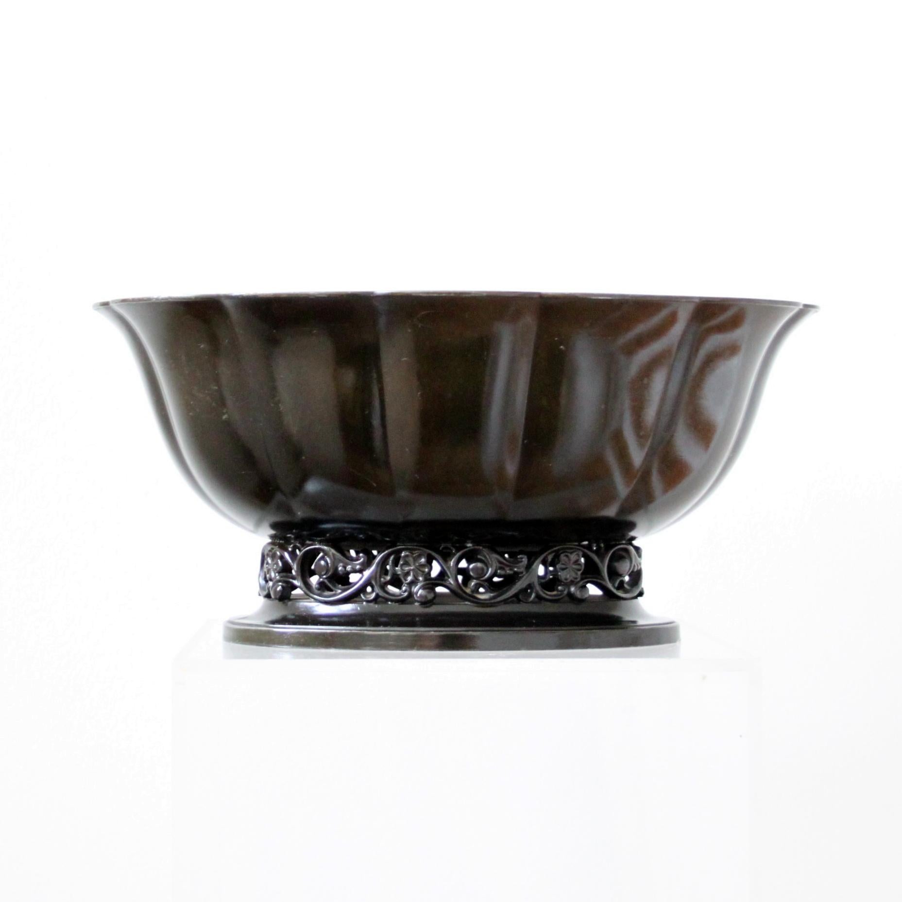 Just Andersen - Skandinavisches Art Deco

Eine schöne große Jardinière / Blumentopf, frühes Modell, Dessin 164 in discometal, von Just Andersen. Disko-Metall ist eine von Just Andersen erfundene Legierung aus verschiedenen Metallen.

Ein dekoratives