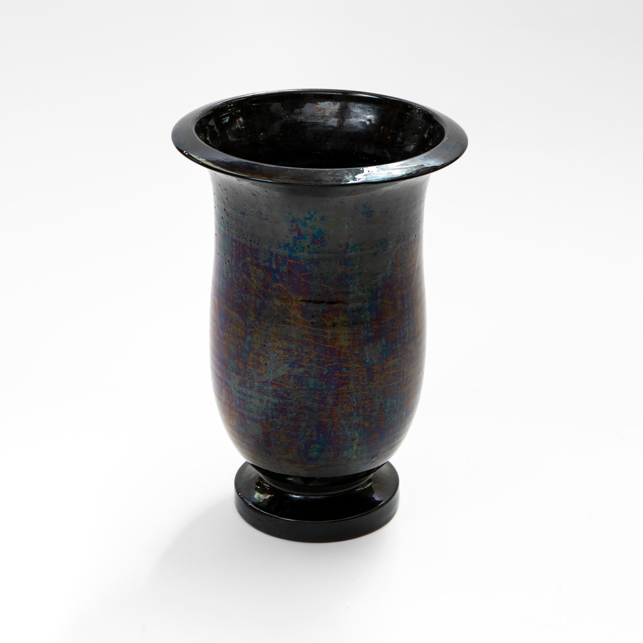 Large Kähler floor vase, height: 48 cm.
Glazed ceramics with beautiful black luster glaze.
Created by Svend Hammershøi for Kähler.

Signed HAK (Herman A. Kähler)
Denmark 1930-1940.