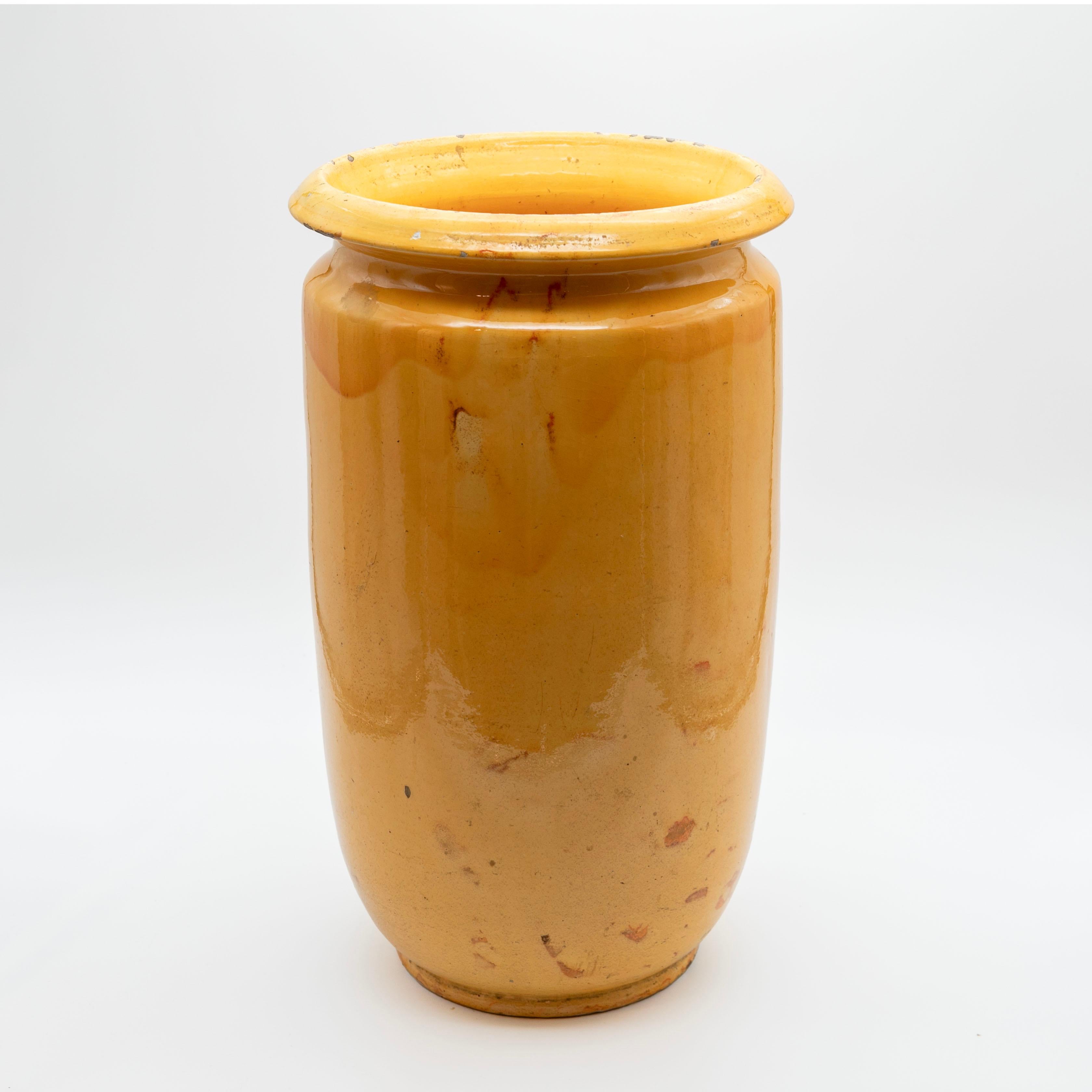 Grande vaso da terra Kähler con smalto giallo uranio.

Questo imponente vaso da terra Kähler presenta uno smalto giallo uranio vibrante con sottili aree arancioni opache, che si formano naturalmente come parte del carattere distintivo dello