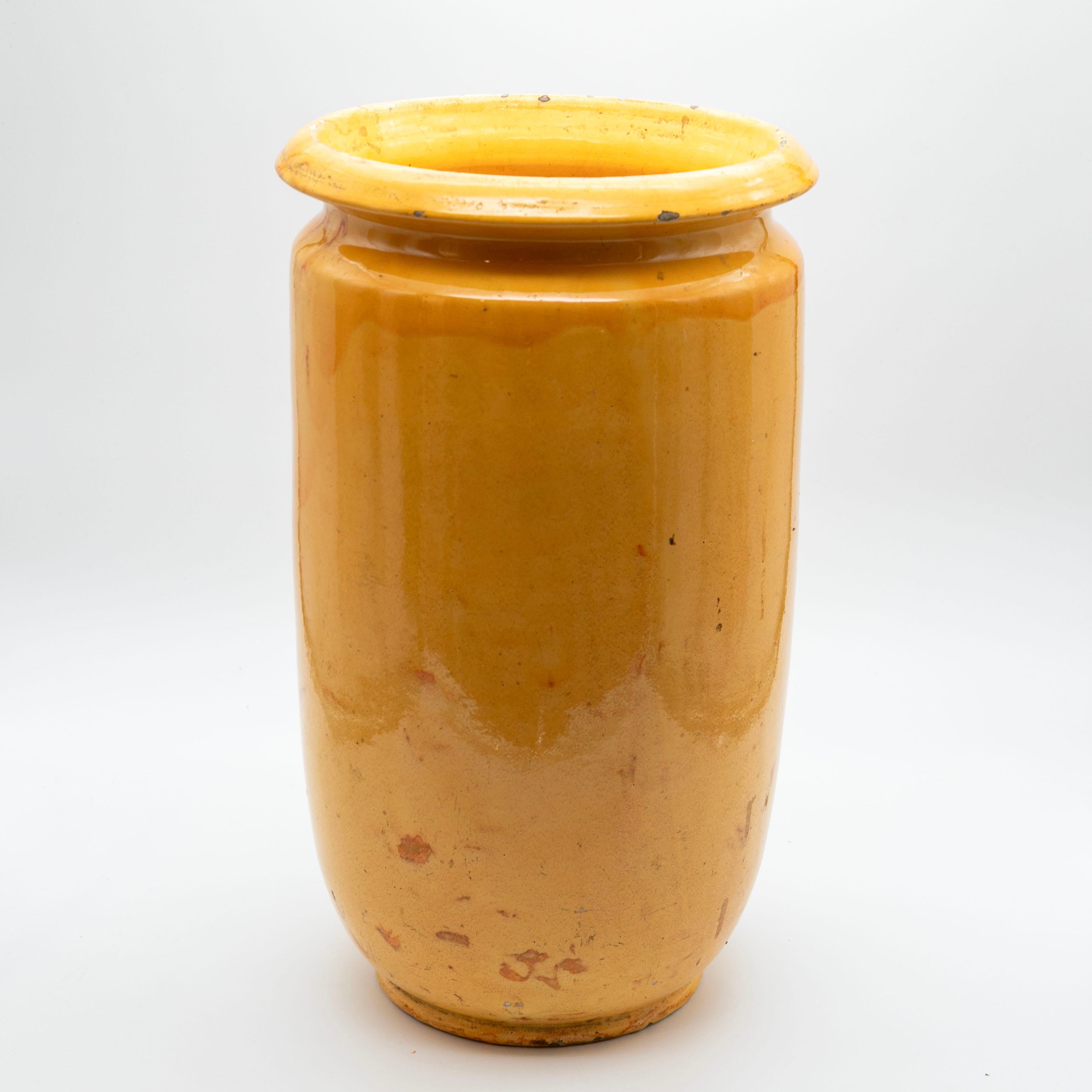 Europeo Grande vaso da terra Kähler con smalto giallo in vendita
