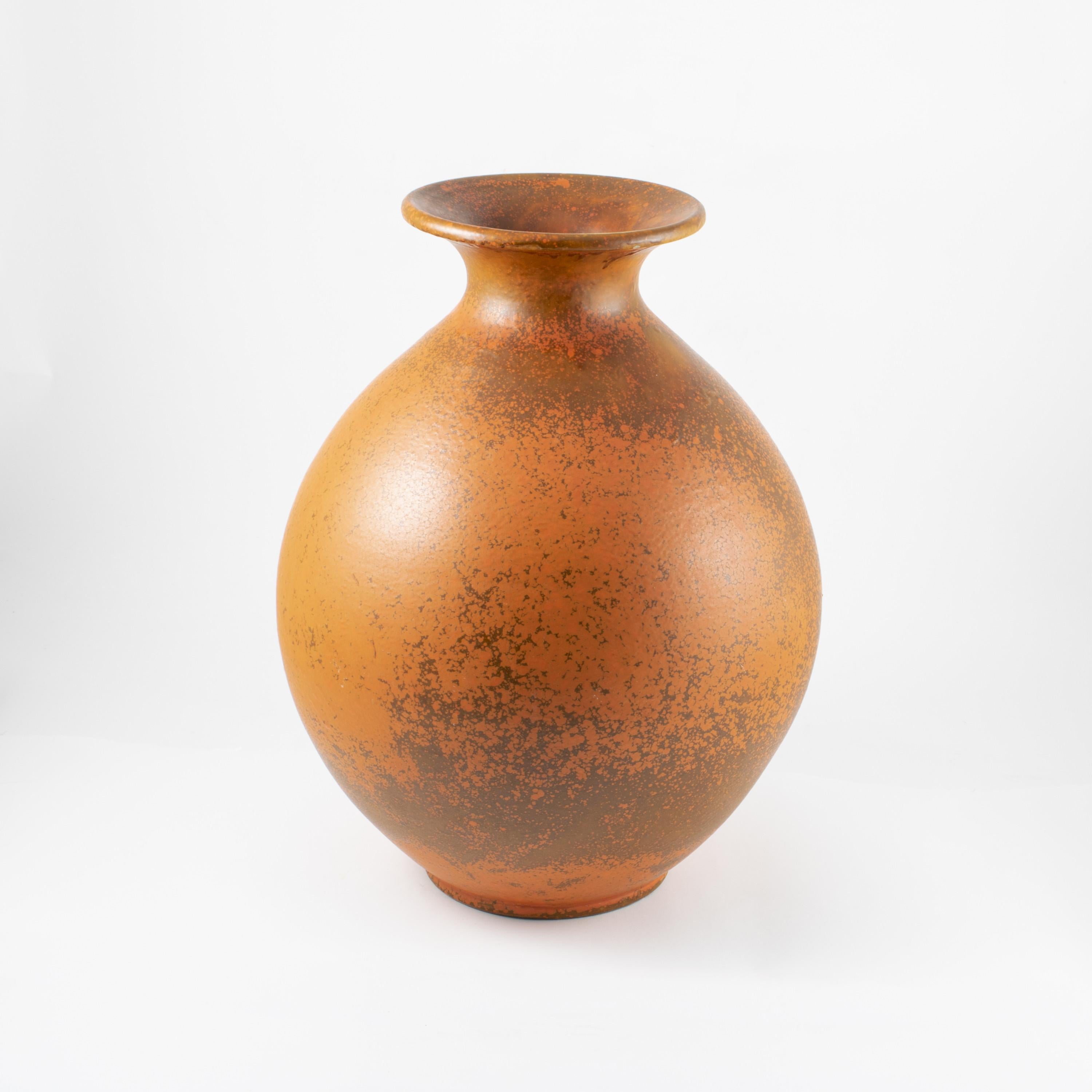 Large rare floor vase in glazed stoneware. Beautiful orange uranium glaze.
Stamped HAK
Denmark, 1920-1930
In very good condition.
 