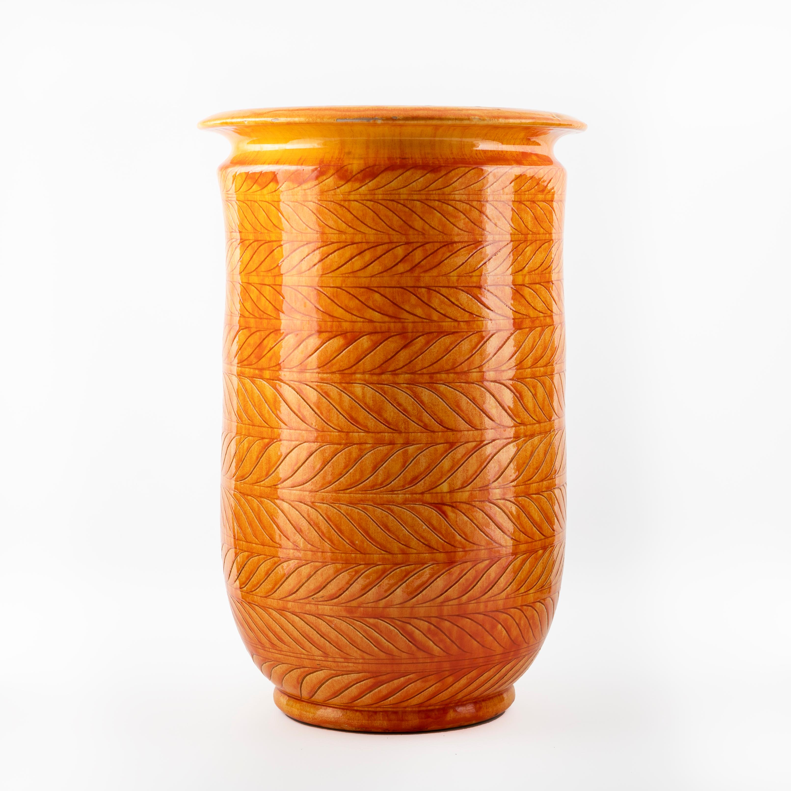 Large one-of-a-kind stoneware floor vase of tall cylindrical shape by Svend Hammershøi for Kähler. H: 48 cm.
Beautiful orange-yellow glaze. The body of the vase is decorated with a modern stylized leaf pattern.

A stunning vase in very good