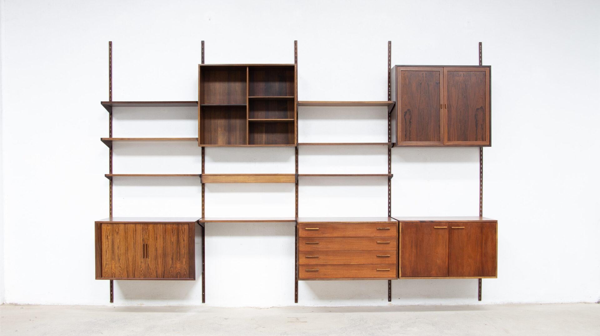 Bibliothèque Kai Kristiansen en palissandre de Rio, édition de meubles FM
Grande bibliothèque modulaire danoise du designer Kai Kristiansen en bois de rose, édition de meubles FM. Circa 1960.

De nombreux éléments sont estampillés de l'autocollant