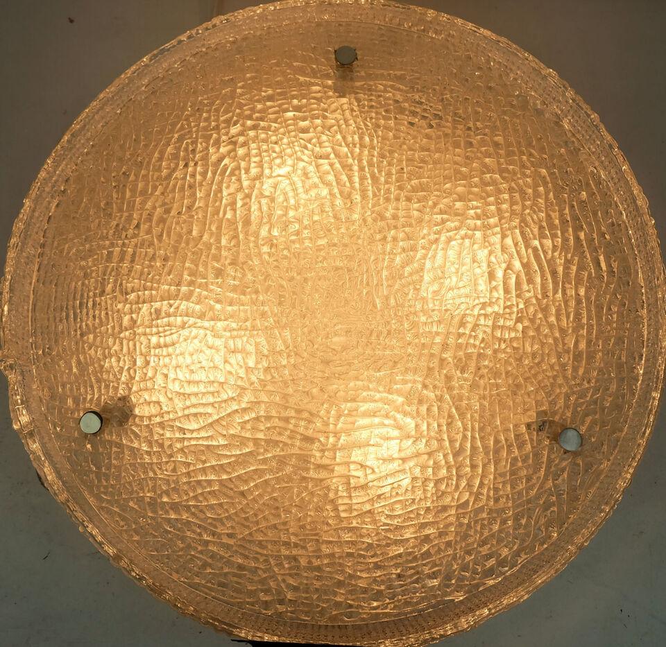 Fantastic ceiling lamp manufactured by Kaiser Leuchten in the 1970s. It consists of two solid pieces of ice glass, a disc and a ring. Both are attached to the white-lacquered base with chrome-plated screws. For 4 E27 bulbs (the bulbs in the photos