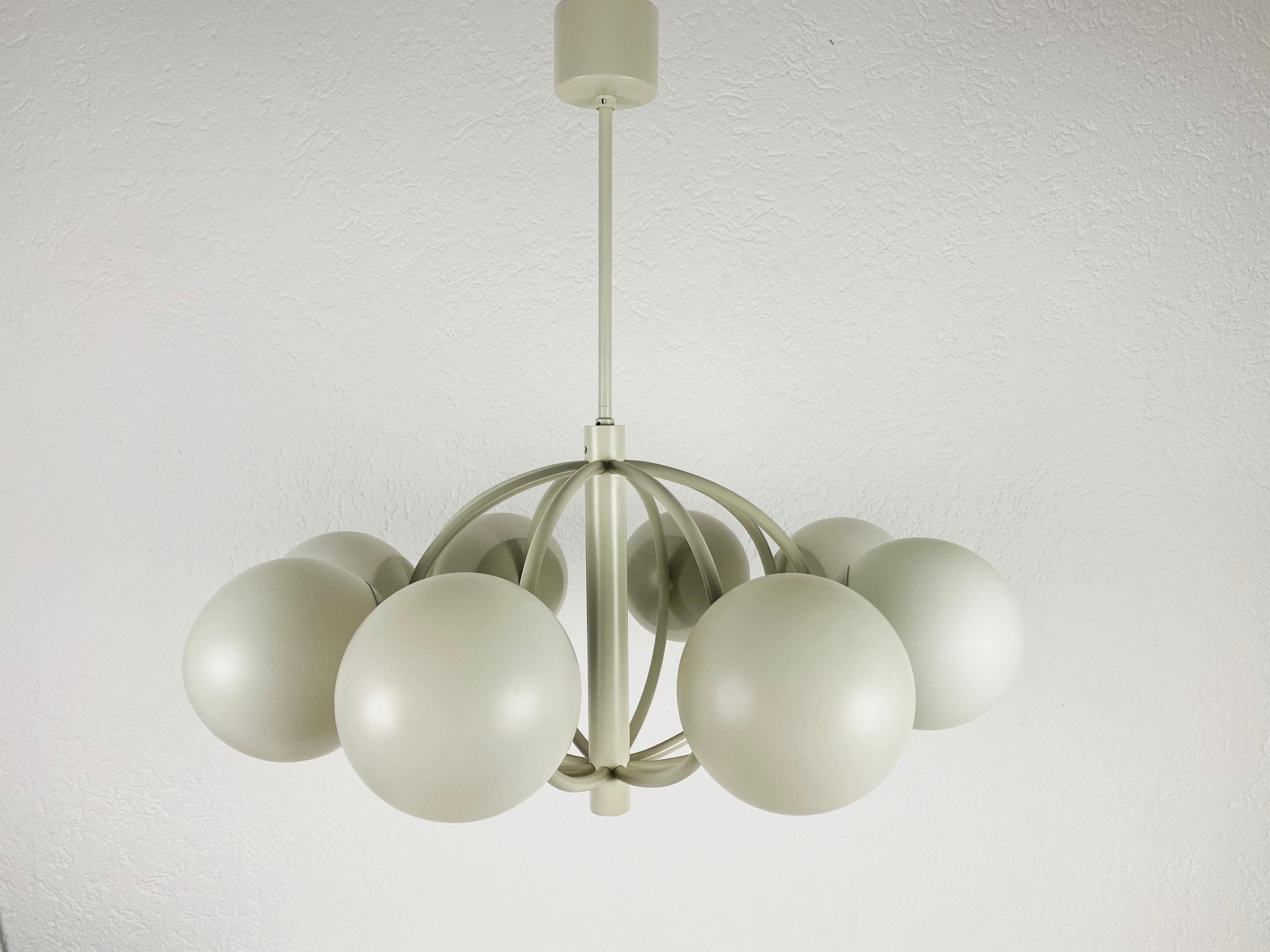 Large Kaiser Midcentury White 8-Arm Space Age Chandelier, 1960s, Germany In Good Condition For Sale In Hagenbach, DE
