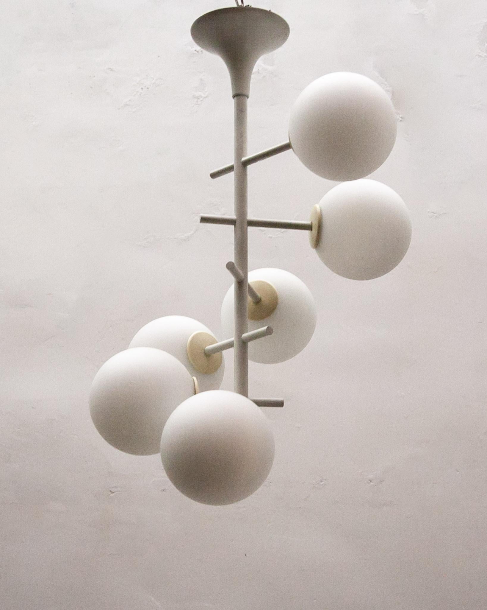 Large Kaiser Sputnik White Opal Glass Globes Chandelier, Germany, 1960s In Good Condition For Sale In Antwerp, BE